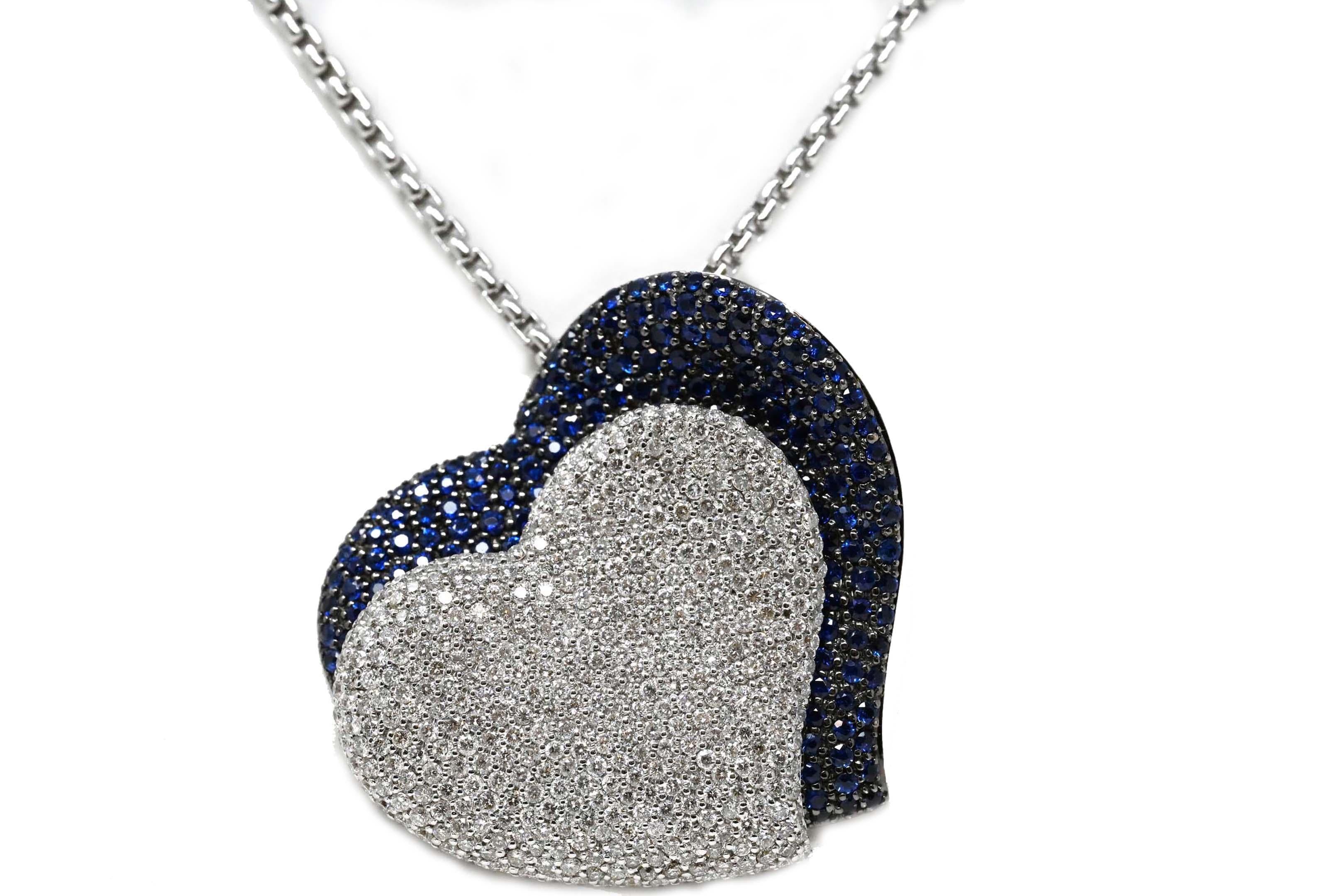 Un pendentif en or blanc 18 carats, estampillé 750, style cœur fantaisie, serti de pavés avec boîte ronde 2mm en or blanc 18 carats, chaîne de 16 pouces de long. Finition polie et rhodiée noire et blanche, poids total 31,6 grammes. Le pendentif est