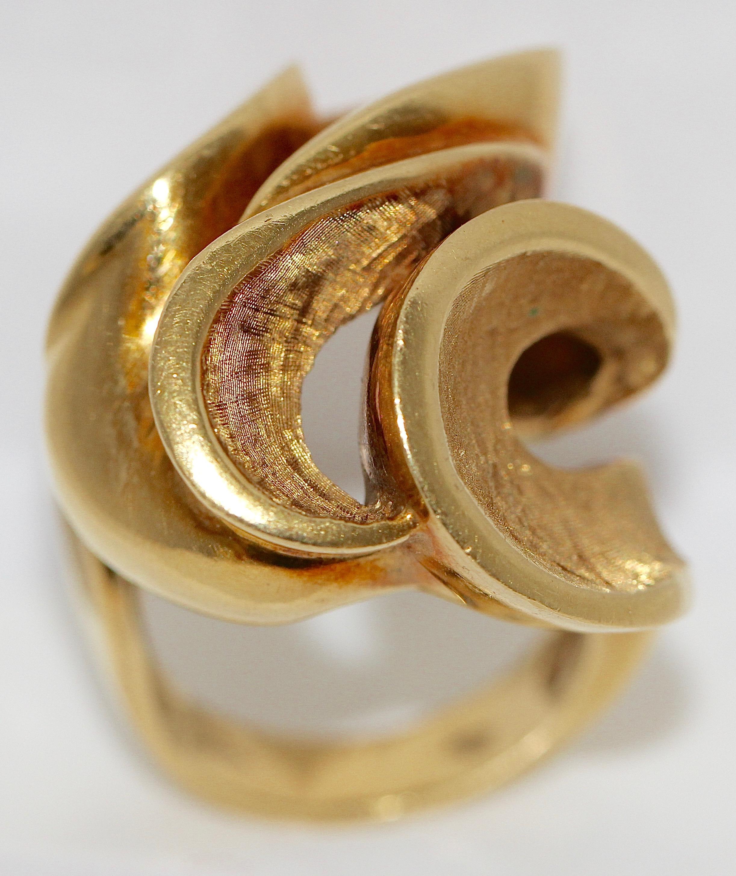Fancy and heavy designer ring. 
18k yellow gold. High quality goldsmith work.

Very good condition.