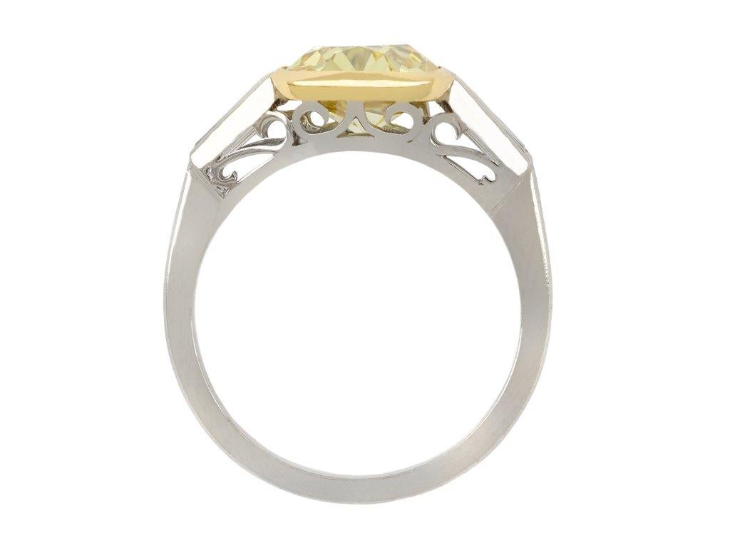 Taille vieille mine Bague solitaire flanquée de diamants jaunes de 2,39 carats, circa 1950 en vente