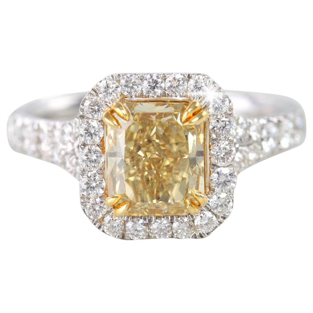 Bague de fiançailles fantaisie en diamant jaune brunâtre intense de 1,89 carat et diamant radiant
