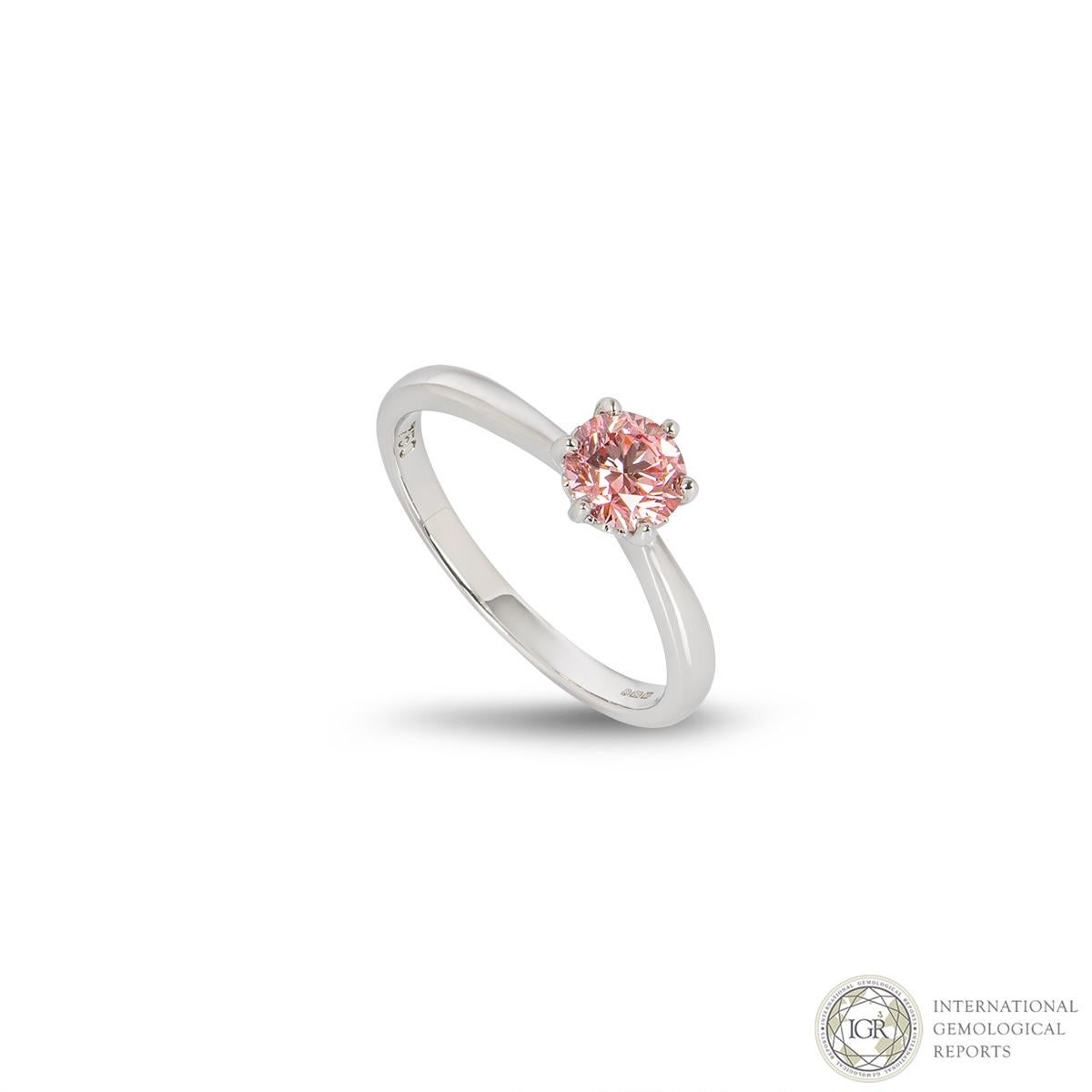 Ein besonders intensiver, farbverstärkter rosa Diamantring. Der 0,66-karätige, intensiv rosafarbene Diamant ist in einer klassischen Sechs-Krallen-Fassung aus 18 Karat Weißgold gefasst. Der natürliche Diamant wurde farblich verbessert, um das