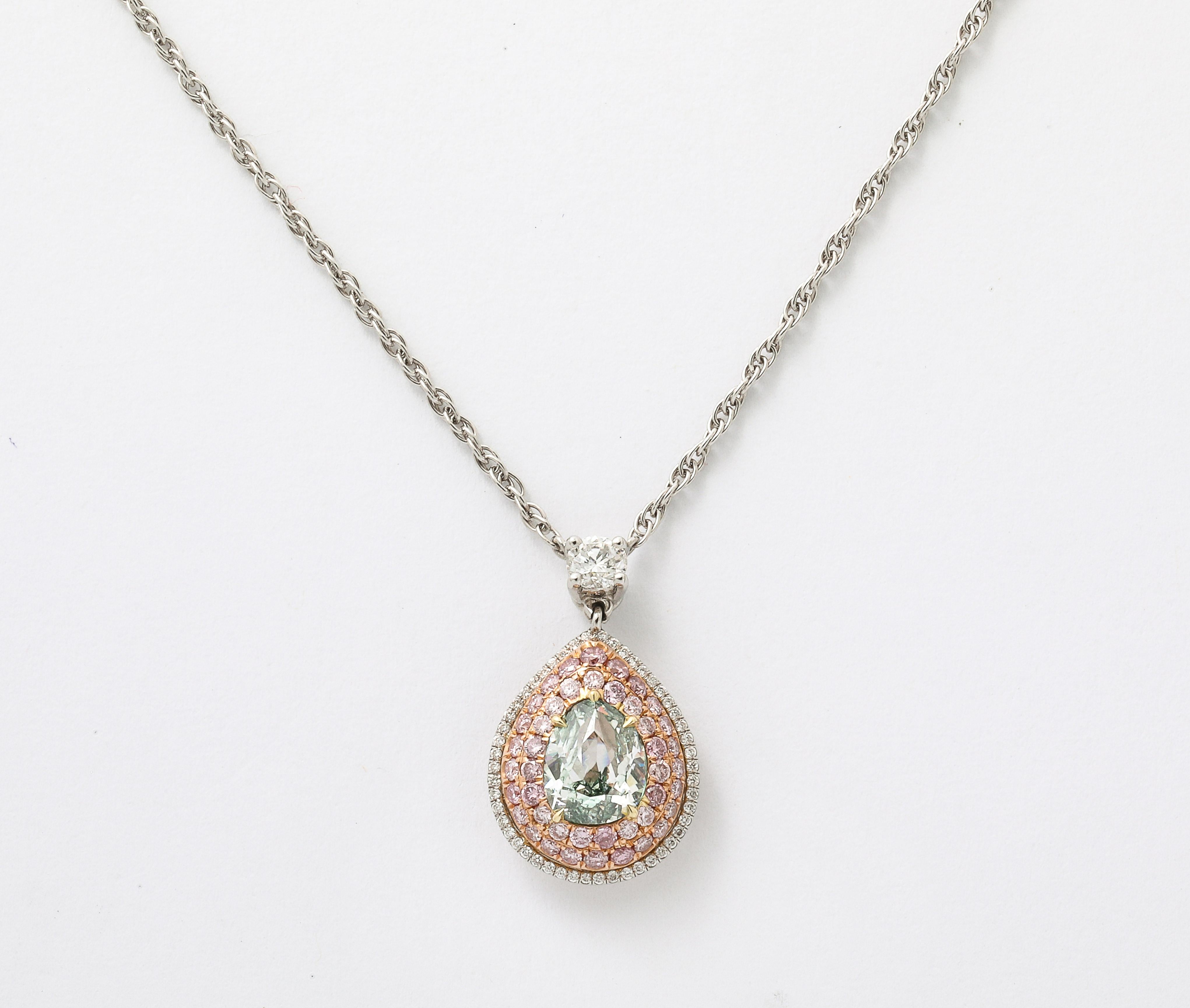 Un excepcional colgante de diamantes compuesto por diamantes rosas y verdes raros y naturales. 

Diamante central en forma de pera verde intenso fantasía de 1,06 quilates certificado por el GIA 

La piedra central está engastada en un colgante de