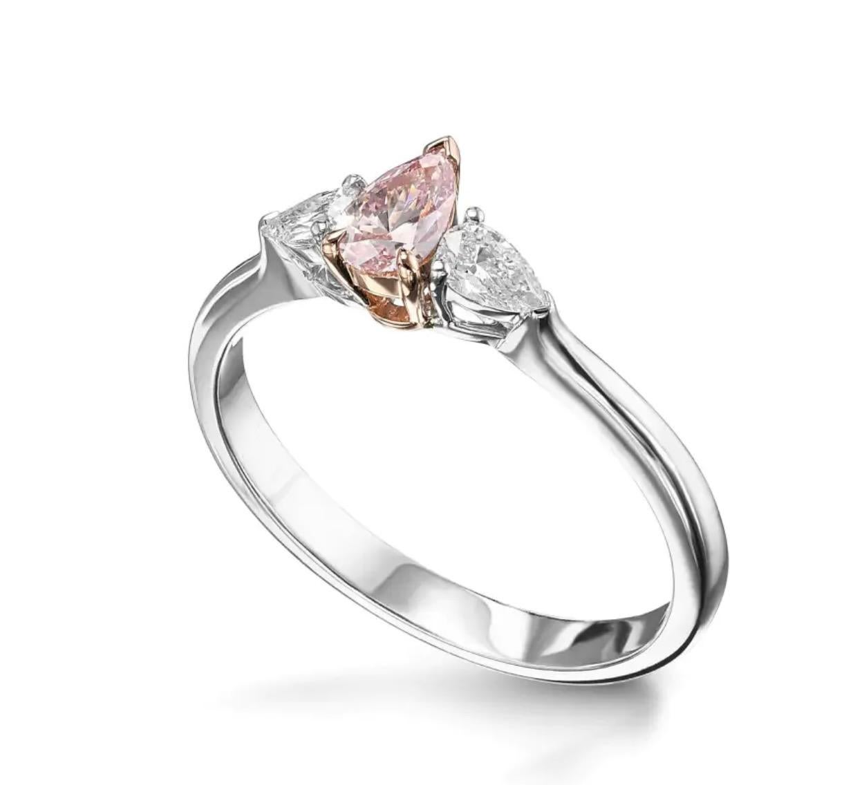 Fancy Intense Pink Diamond 18K Gold Ring In New Condition For Sale In Geneva, CH