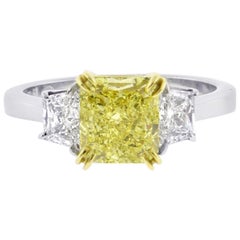 Bague à trois pierres en diamant jaune intense fantaisie de 1,74 carat et diamant radiant de Pampillona