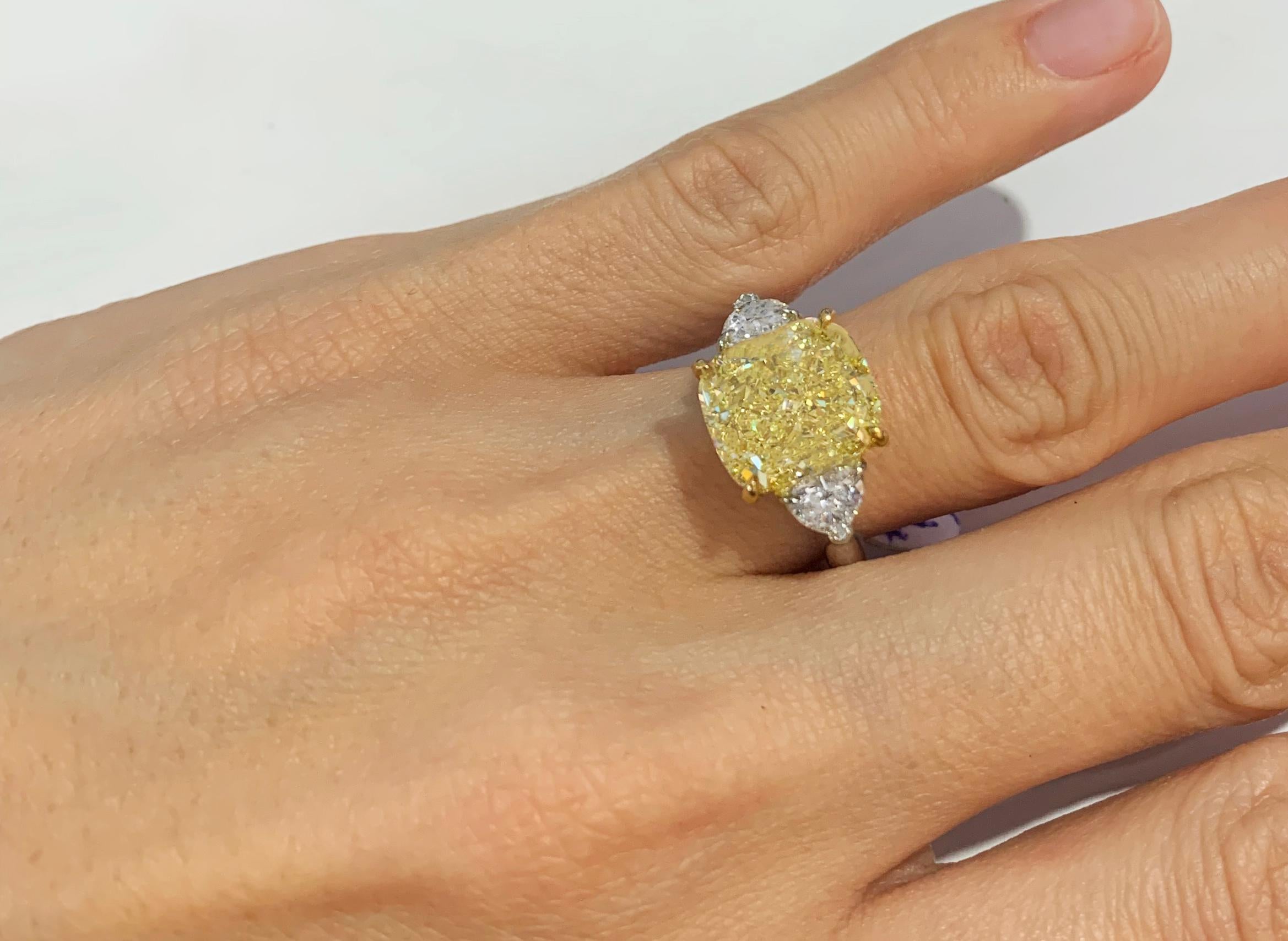 Bague de fiançailles en or blanc avec diamant jaune intense fantaisie de 5,82 carats Neuf - En vente à New York, NY