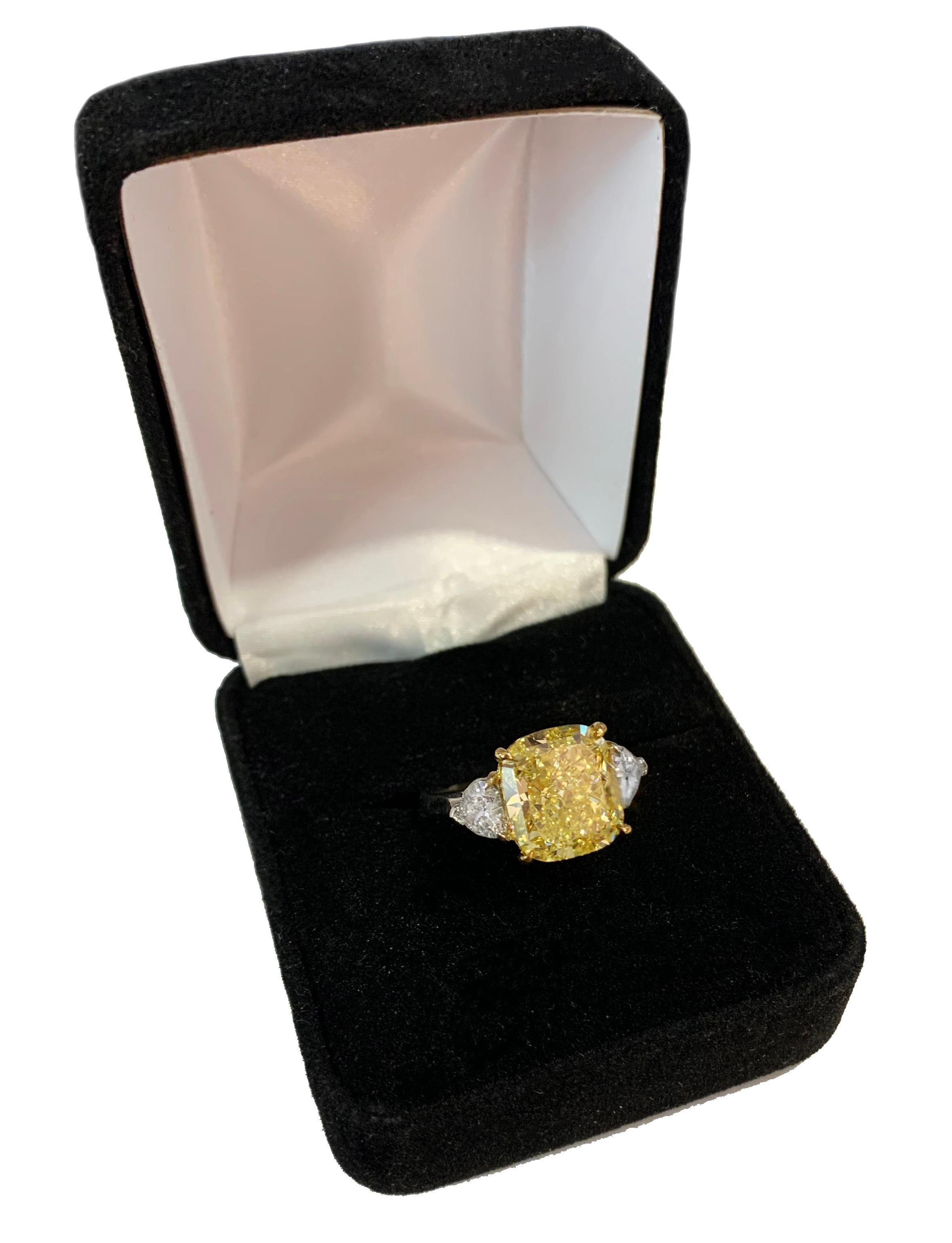 Bague de fiançailles en or blanc avec diamant jaune intense fantaisie de 5,82 carats Pour femmes en vente