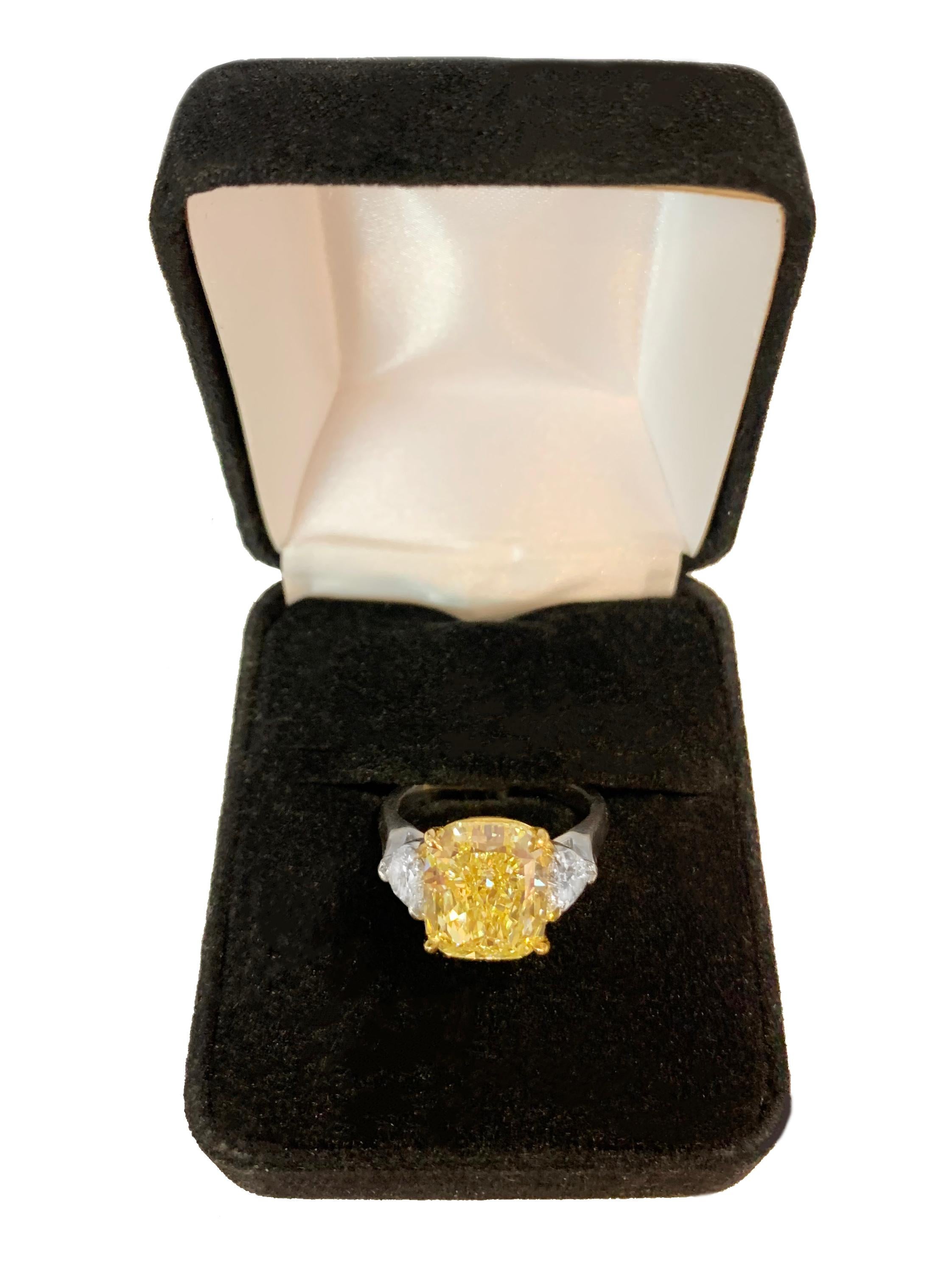 Bague de fiançailles en or blanc avec diamant jaune intense fantaisie de 5,82 carats en vente 1