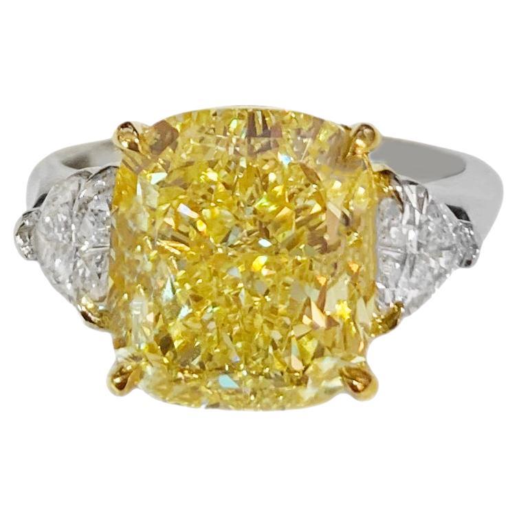 Bague de fiançailles en or blanc avec diamant jaune intense fantaisie de 5,82 carats en vente