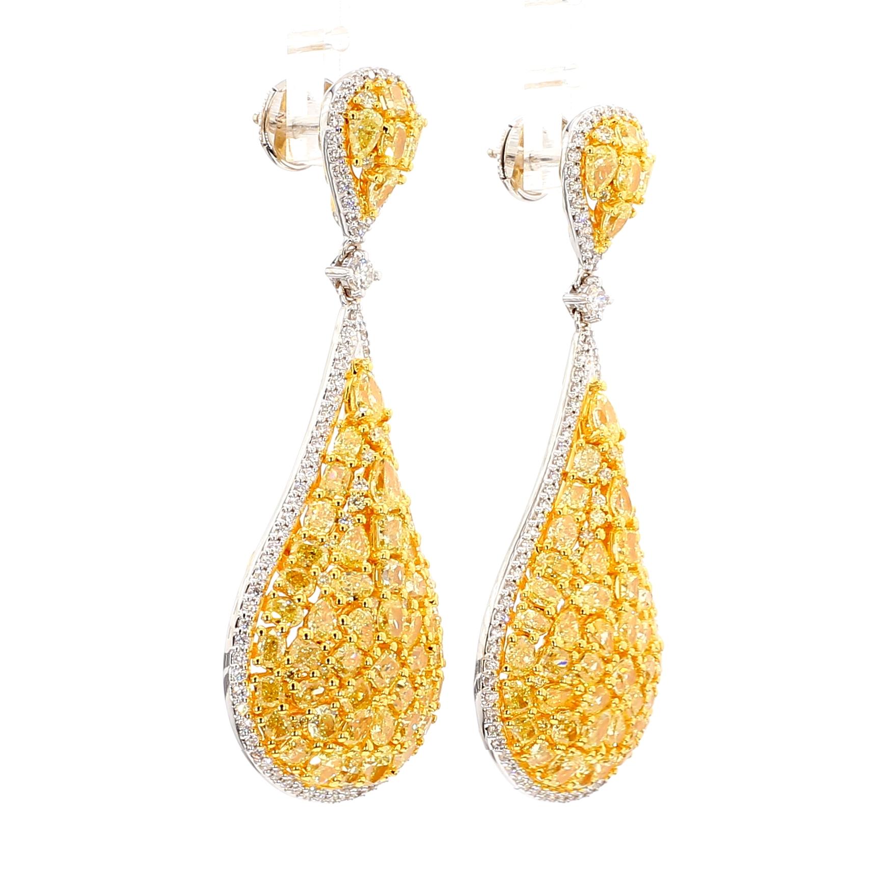 Laissez-vous séduire par la beauté époustouflante de ces extraordinaires boucles d'oreilles chandelier fantaisie jaune intense.

Ce chef-d'œuvre unique est orné de 108 diamants poire, ovale, coussin et radiant de couleur jaune intense sertis de