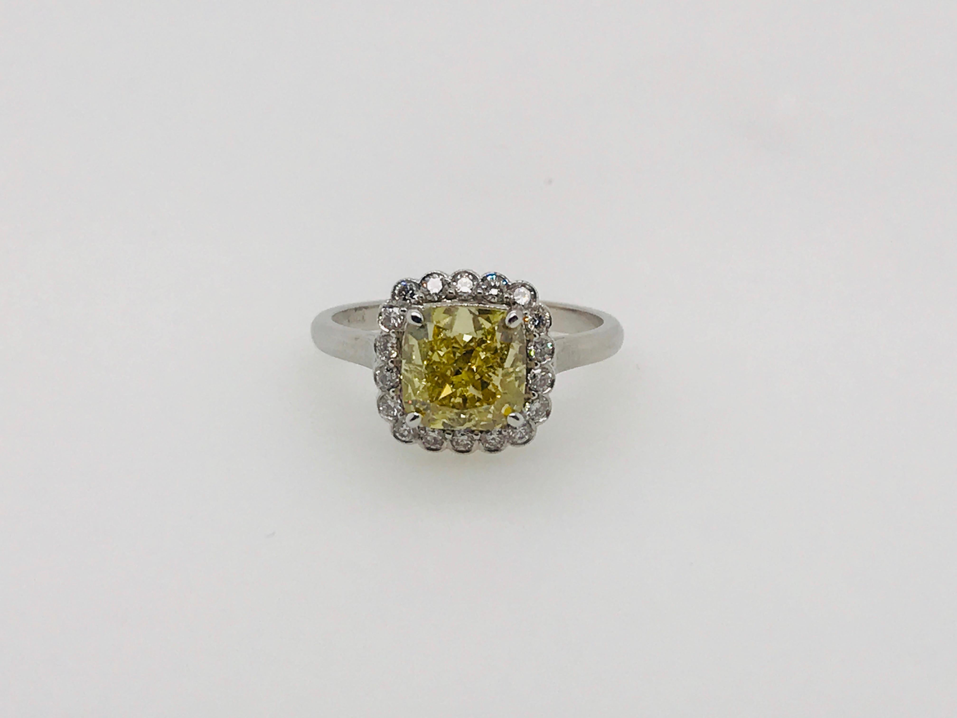18 Karat Ausgefallener intensiver gelber Diamant im Kissenschliff in Diamantschliff mit Wellenschliff (Moderne) im Angebot
