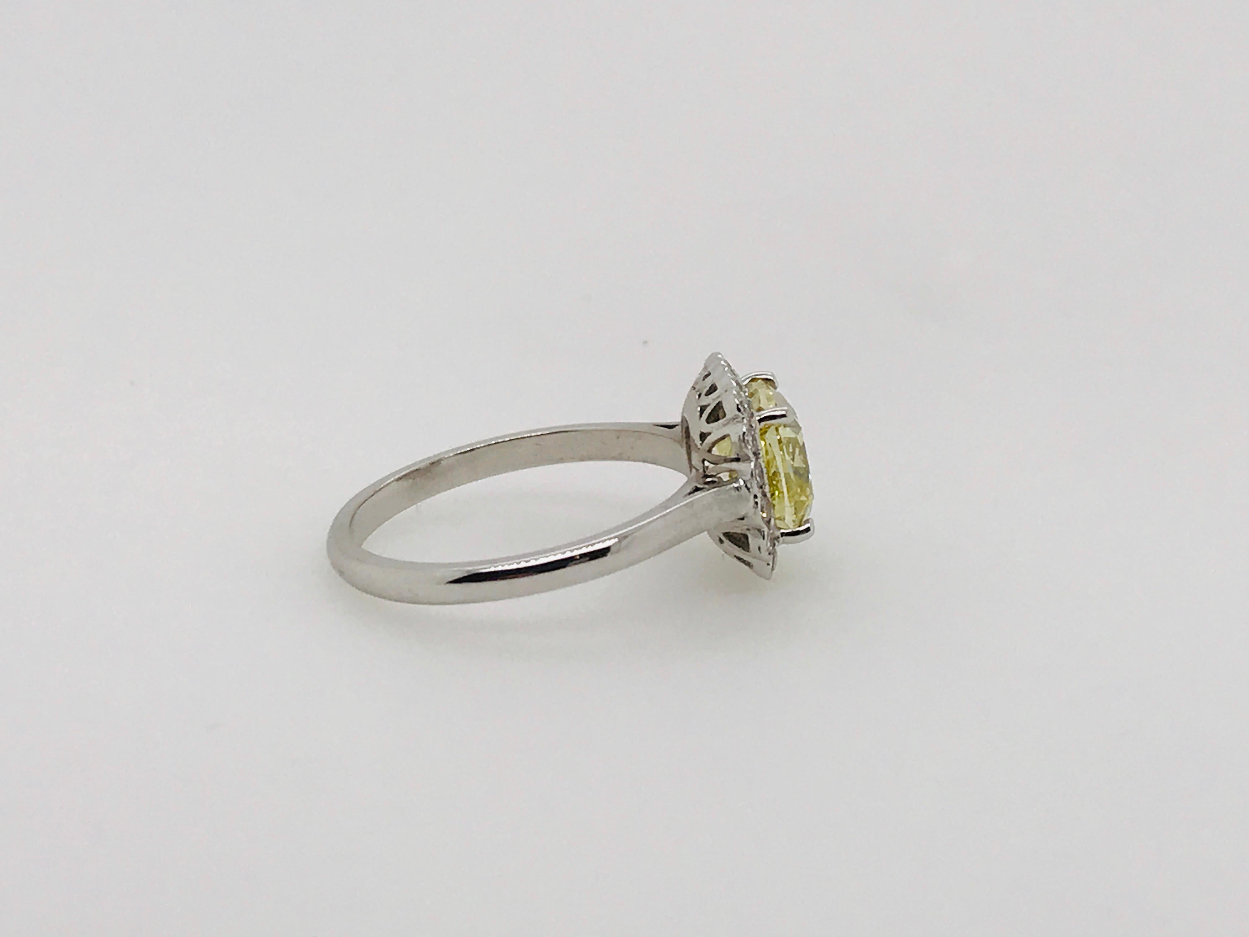 Taille coussin Bague à grappe festonnée en diamants taille coussin jaune intense de 18 carats et diamants fantaisie en vente