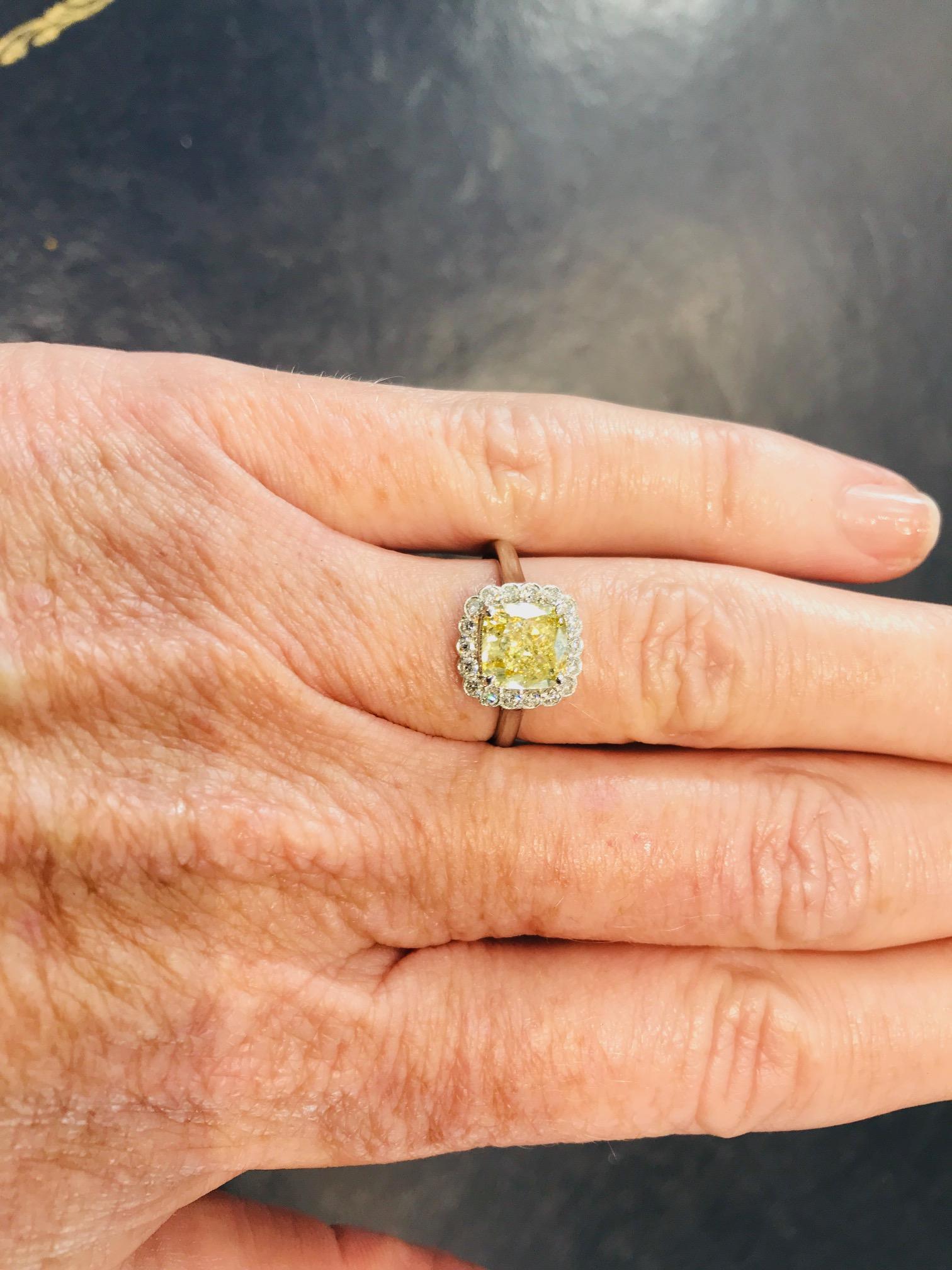 Bague à grappe festonnée en diamants taille coussin jaune intense de 18 carats et diamants fantaisie Pour femmes en vente