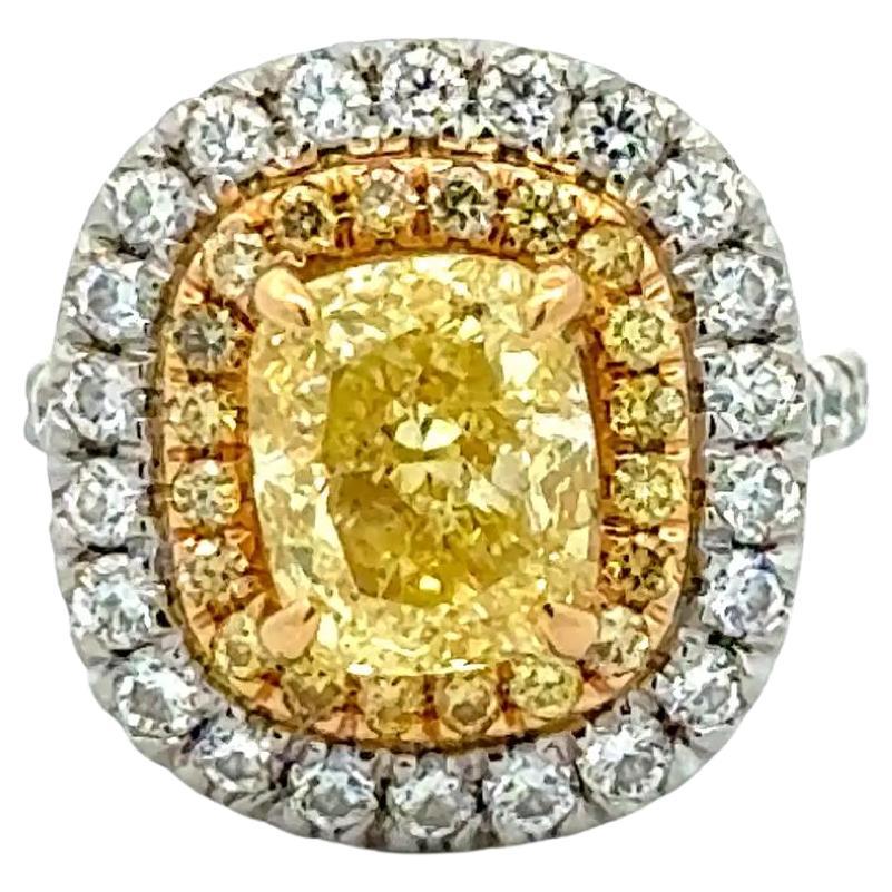 Bague en platine avec diamant coussin de couleur jaune intense GIA en vente