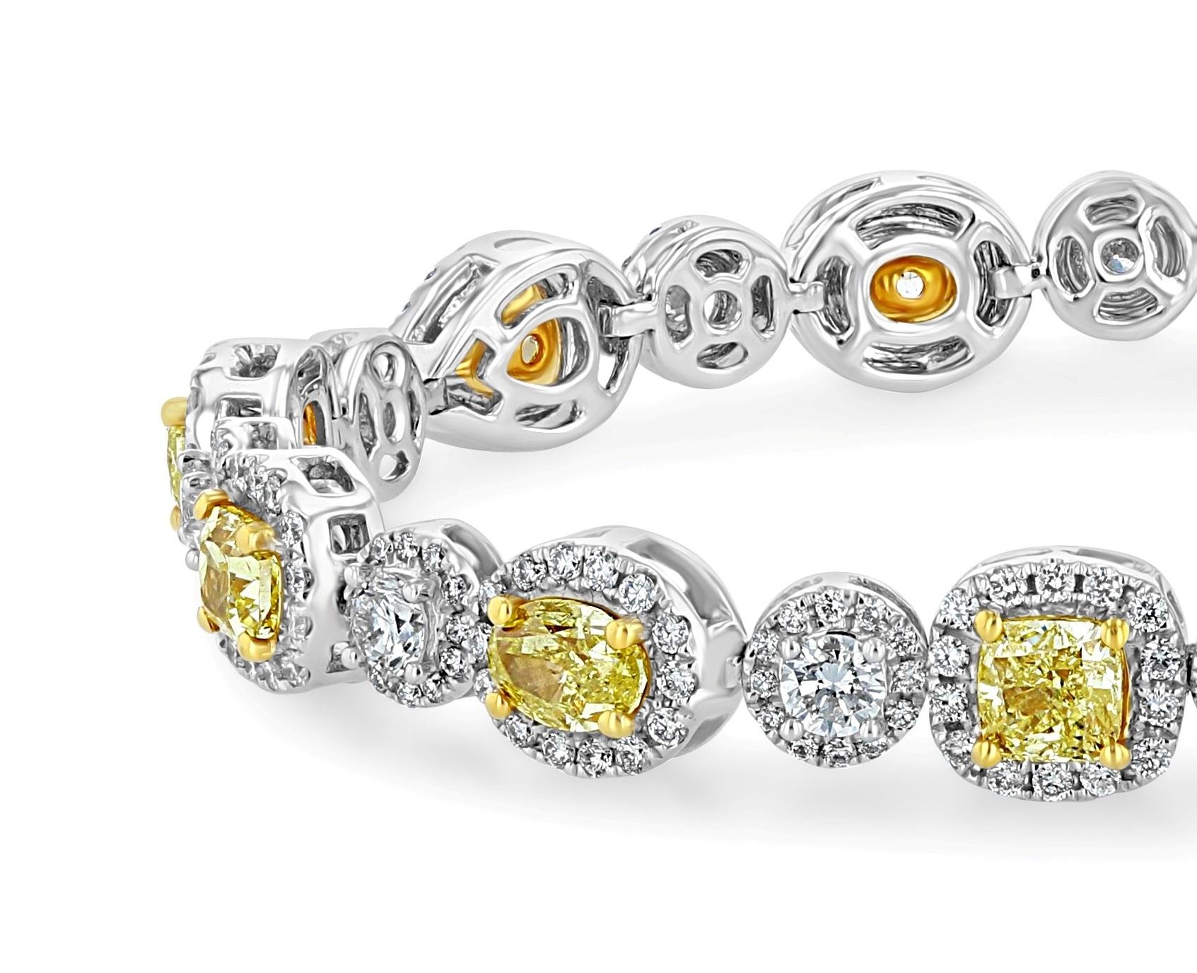 Taglio cuscino Bracciale Fancy con diamanti gialli intensi in oro bianco 18 carati in vendita
