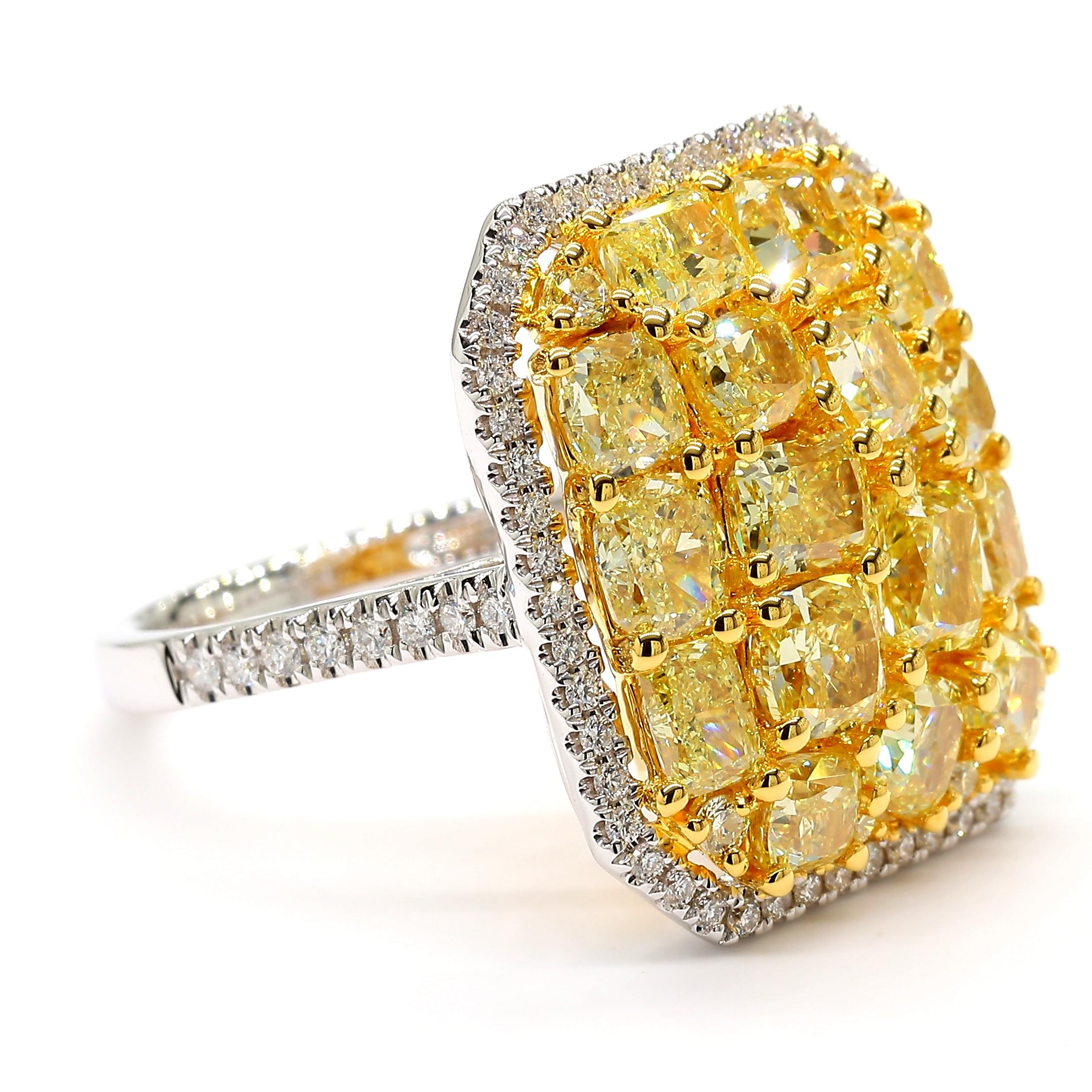Abbandonati alla bellezza mozzafiato di questo straordinario anello con diamante fancy color. 

Questo capolavoro unico nel suo genere vanta 16 diamanti gialli intensi e radiosi incastonati con maestria, creando un pezzo davvero sorprendente che