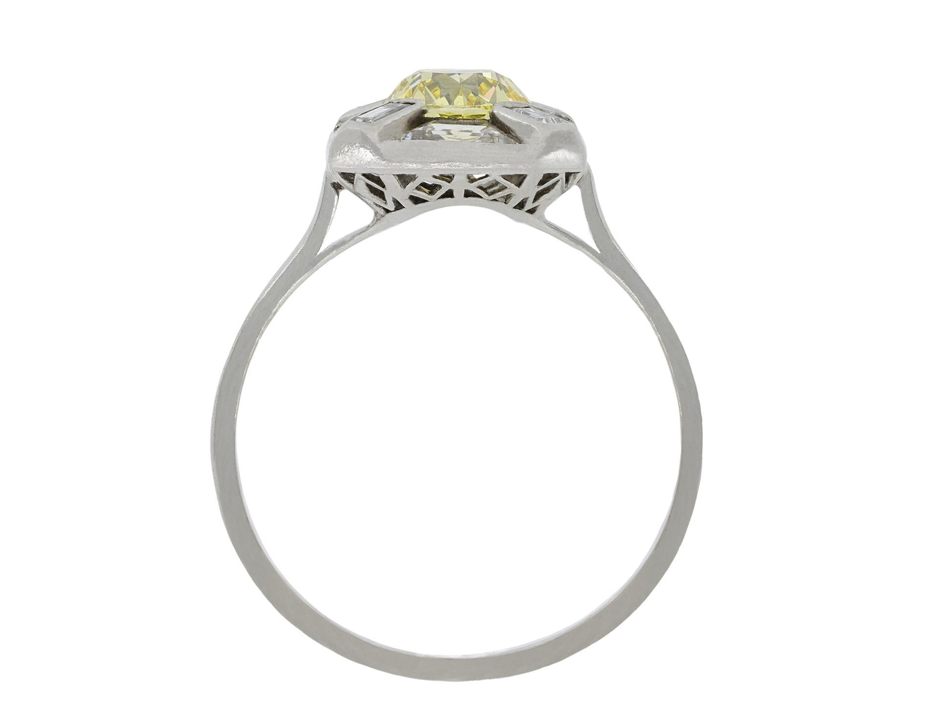 Anello a grappolo con diamante giallo intenso. Al centro è incastonato un diamante giallo intenso naturale fancy di vecchia miniera a forma di cuscino, di purezza IF, con un peso di 1,24 carati, in un'incastonatura rubover aperta sul retro, ornato