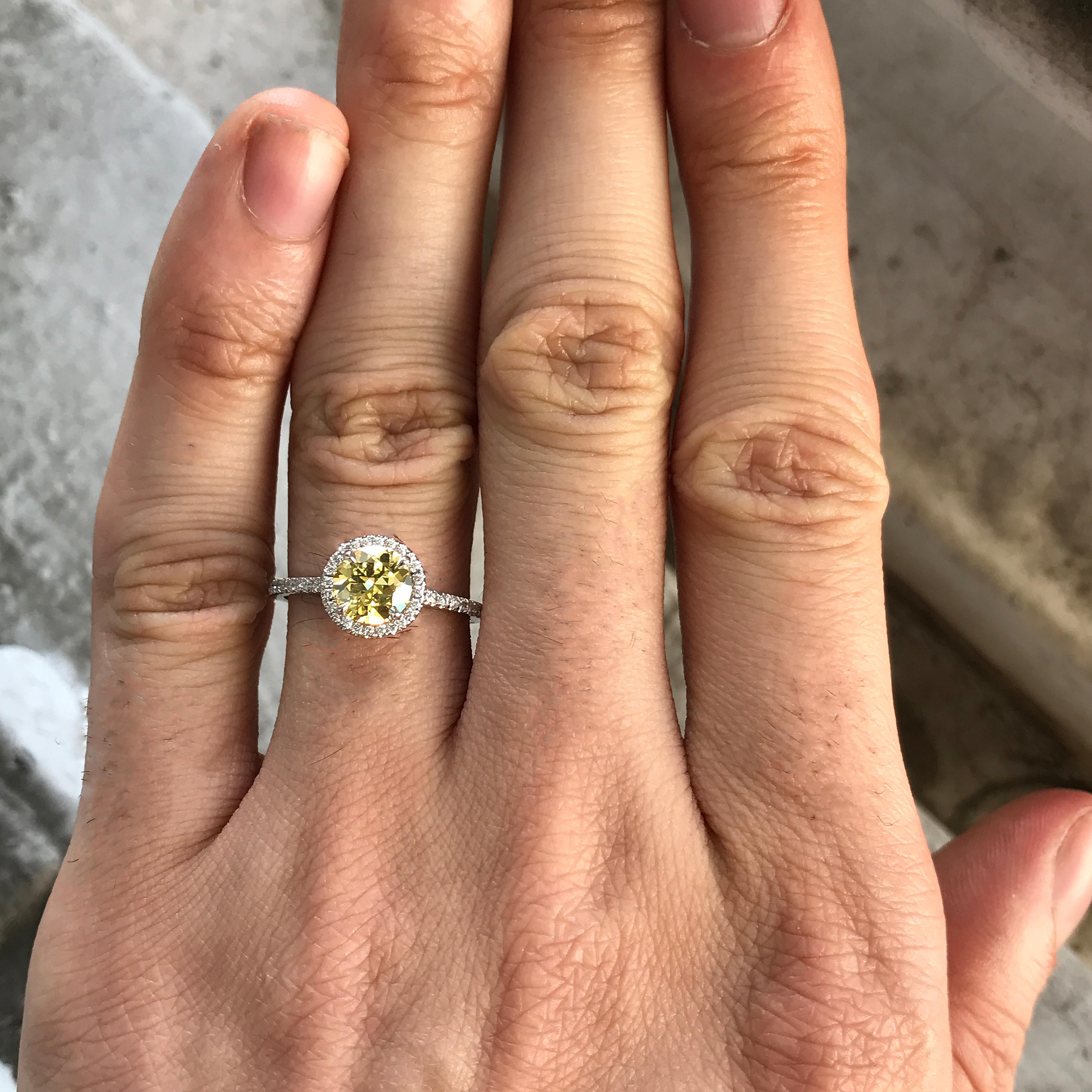 Ausgefallener intensiver gelber Diamant Verlobungsring 1.02 GIA zertifizierter Diamant Halo im Zustand „Neu“ im Angebot in West Hollywood, CA