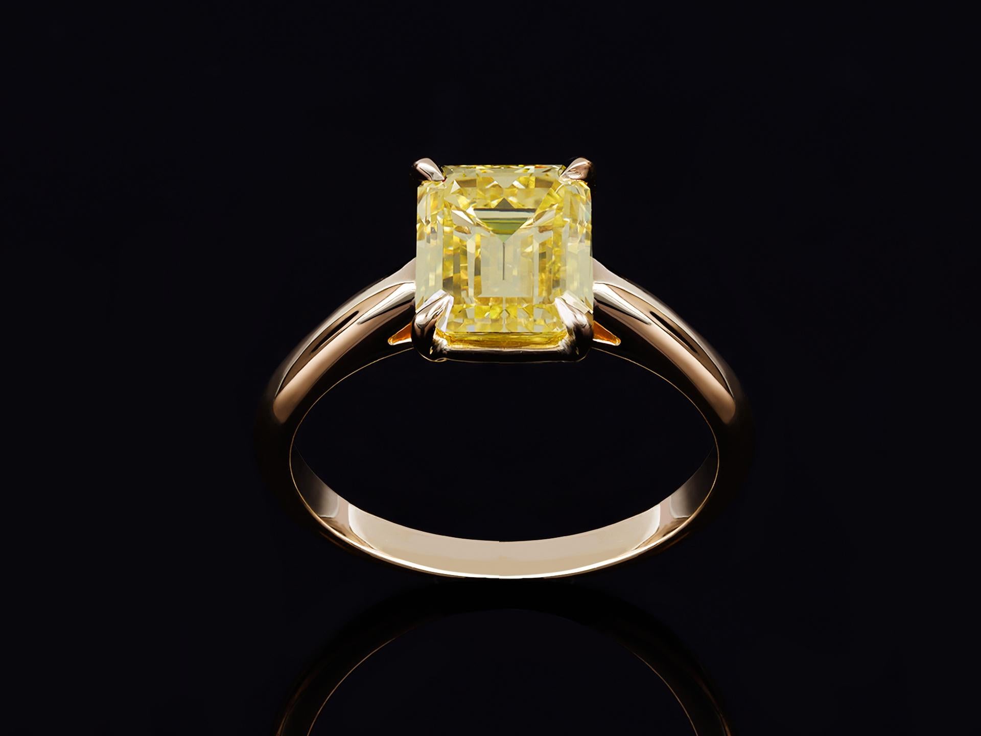 Solitär-Diamantring in intensivem Gelb. In der Mitte ein achteckiger, intensiv gelber Diamant im Smaragdschliff, Reinheit VS2 mit einem Gewicht von 2,17 Karat in einer offenen Krallenfassung, in einem eleganten Solitärdesign mit geschwungenen