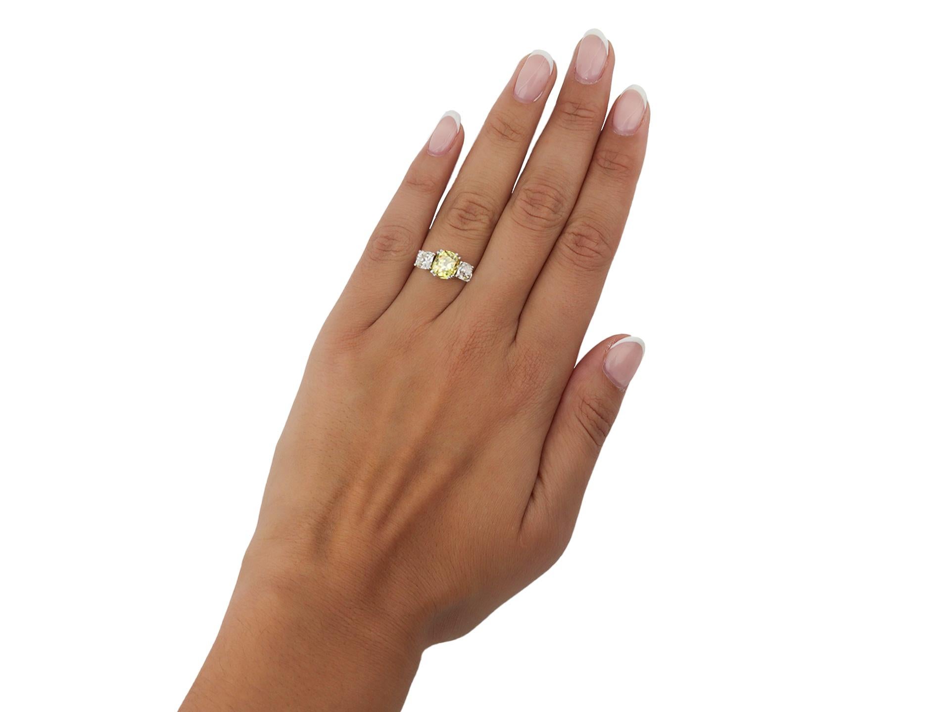 Taglio vecchia miniera Anello a tre pietre con diamante giallo intenso, circa 1920. in vendita