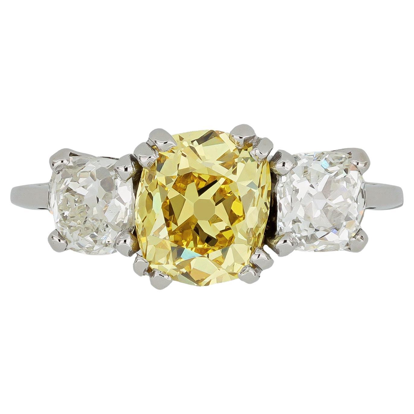 Anello a tre pietre con diamante giallo intenso, circa 1920. in vendita