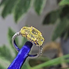 Außergewöhnlicher Fancy Intense Gelber Diamant-Dreisteinring aus 18 Karat Weißgold (GIA