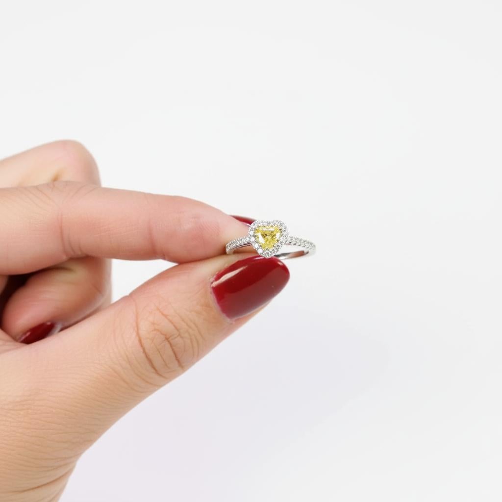 Taille cœur Bague en or blanc 18K avec halo de diamants en forme de cœur d'un jaune intense fantaisie en vente