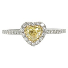 Bague en or blanc 18K avec halo de diamants en forme de cœur d'un jaune intense fantaisie