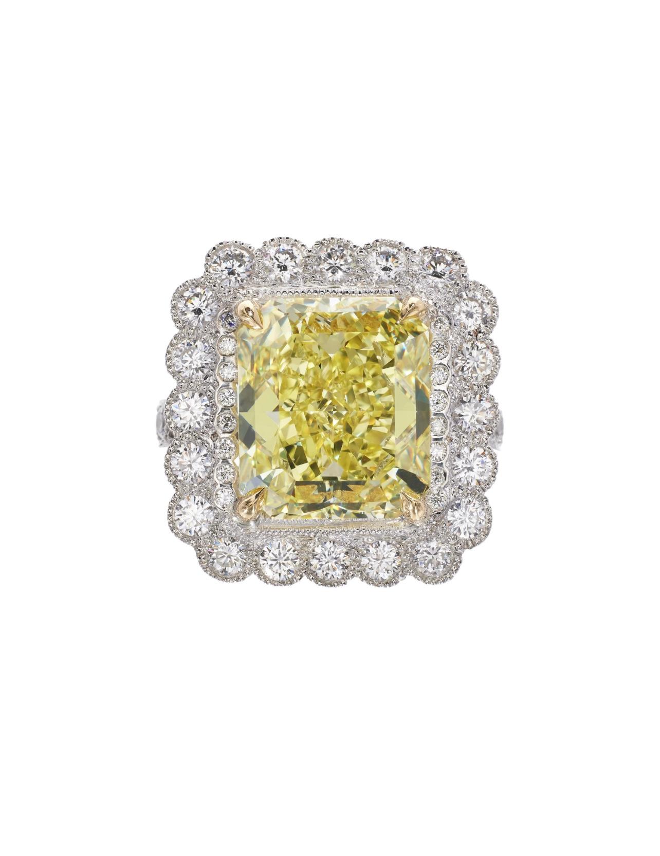 Assolutamente splendido Fancy giallo intenso radioso  anello con diamante (dal colore giallo vivo) e diamante bianco splendidamente realizzato a mano in platino. 

I dettagli sono i seguenti: 

Peso del diamante radiante giallo intenso Fancy: 7,58