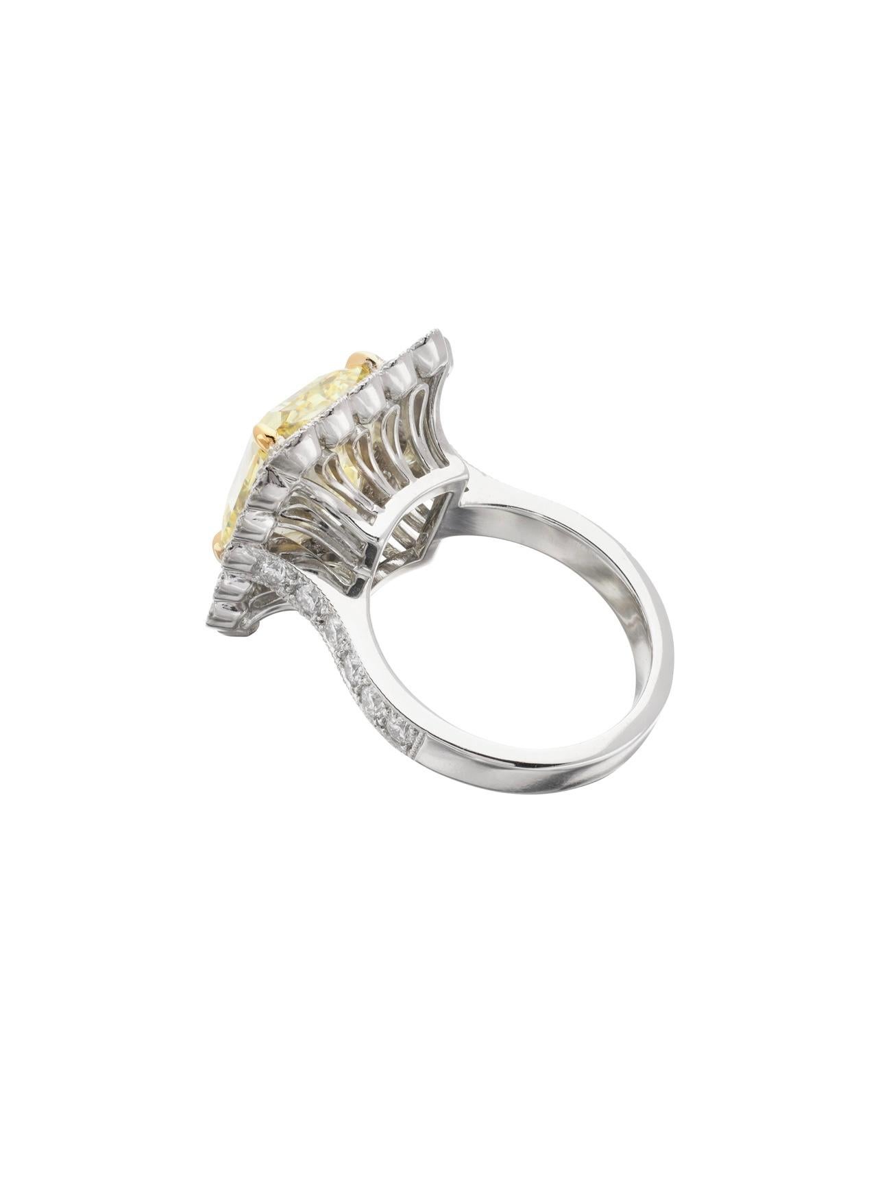 Taglio radiant Anello di fidanzamento con diamante giallo intenso e diamante bianco, GIA in vendita