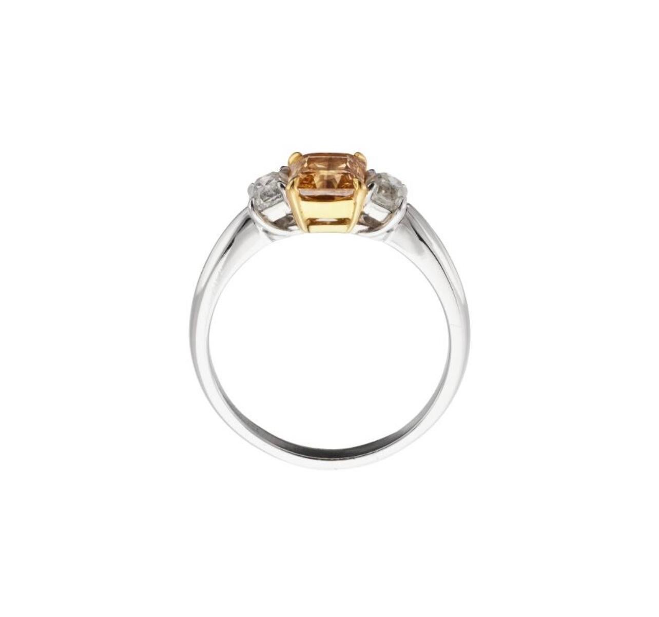 Taille émeraude Bague de fiançailles orange jauneâtre intense de fantaisie en or jaune 22 carats et platine. en vente