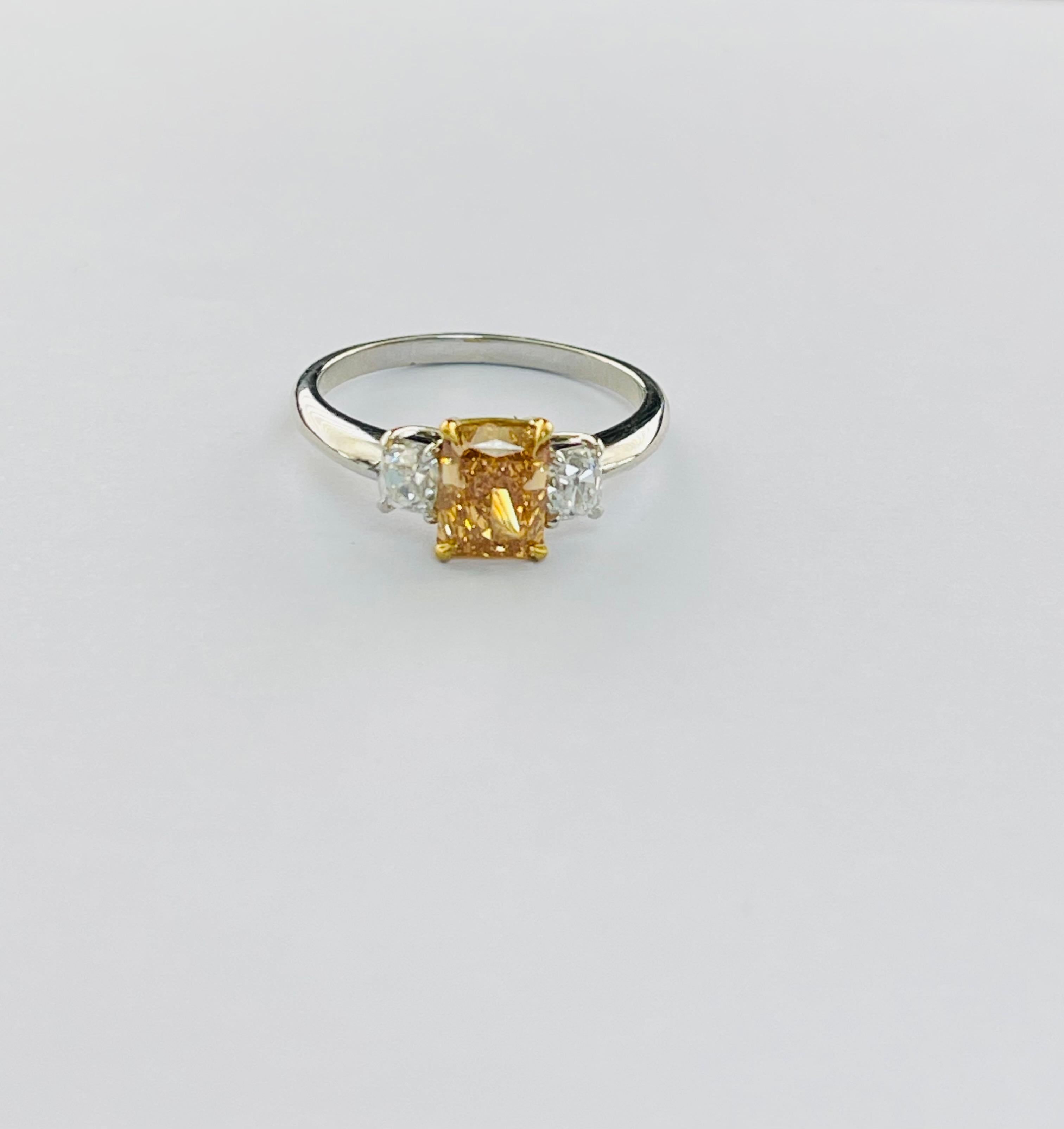 Bague de fiançailles orange jauneâtre intense de fantaisie en or jaune 22 carats et platine. Neuf - En vente à New York, NY