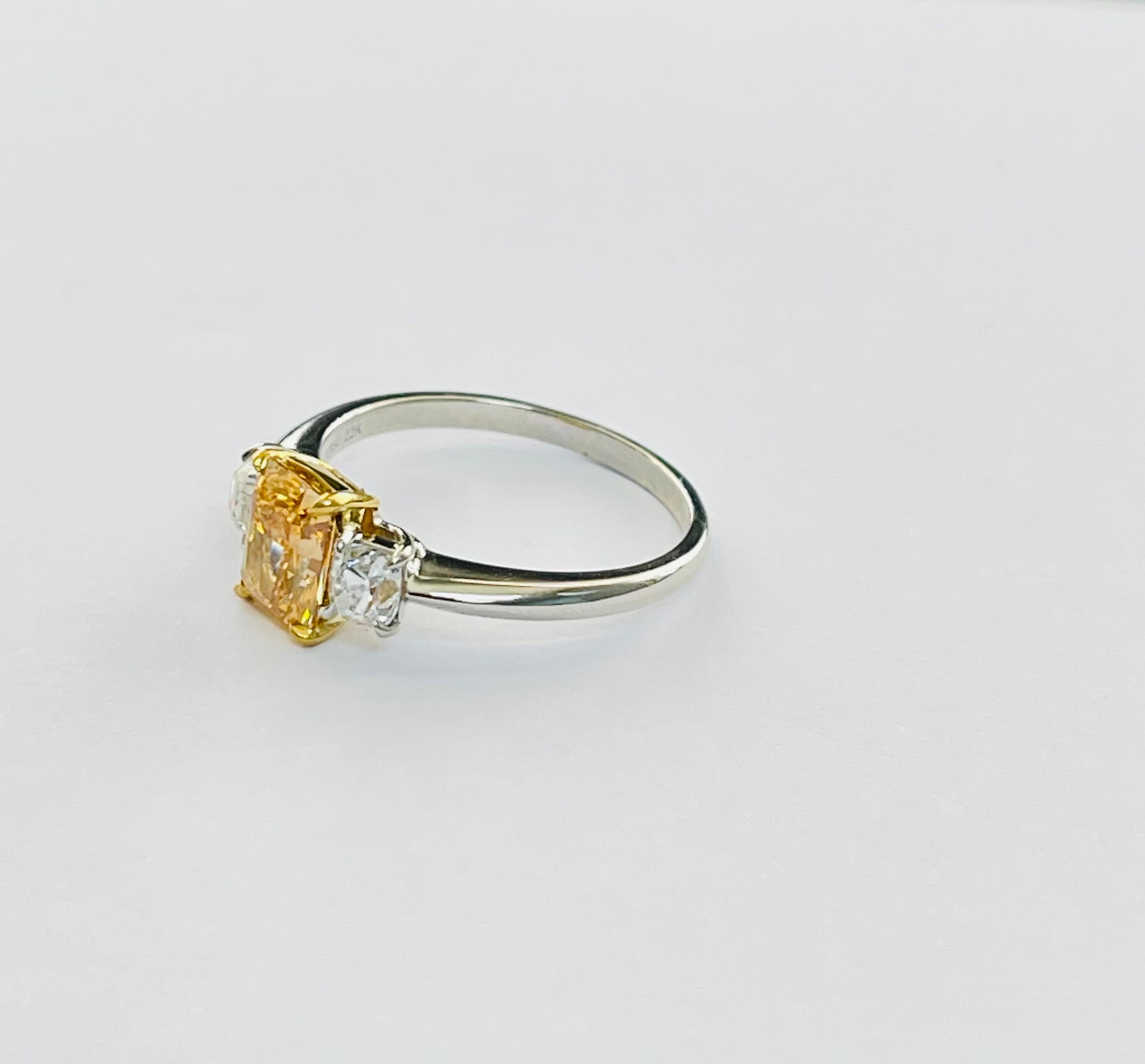 Bague de fiançailles orange jauneâtre intense de fantaisie en or jaune 22 carats et platine. en vente 2