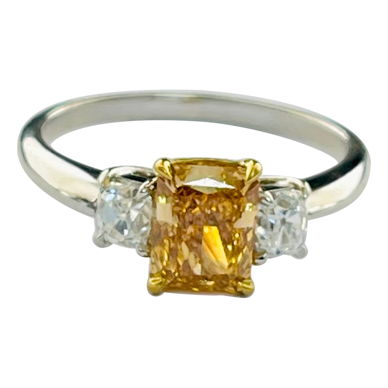 Bague de fiançailles orange jauneâtre intense de fantaisie en or jaune 22 carats et platine.