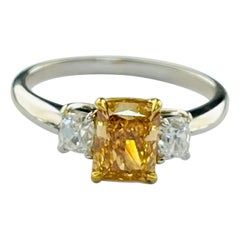 Anillo de compromiso de fantasía naranja amarillento intenso en oro amarillo de 22 quilates y platino.