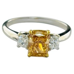 Anello di fidanzamento fantasia arancio giallo intenso in oro giallo 22 carati e platino.
