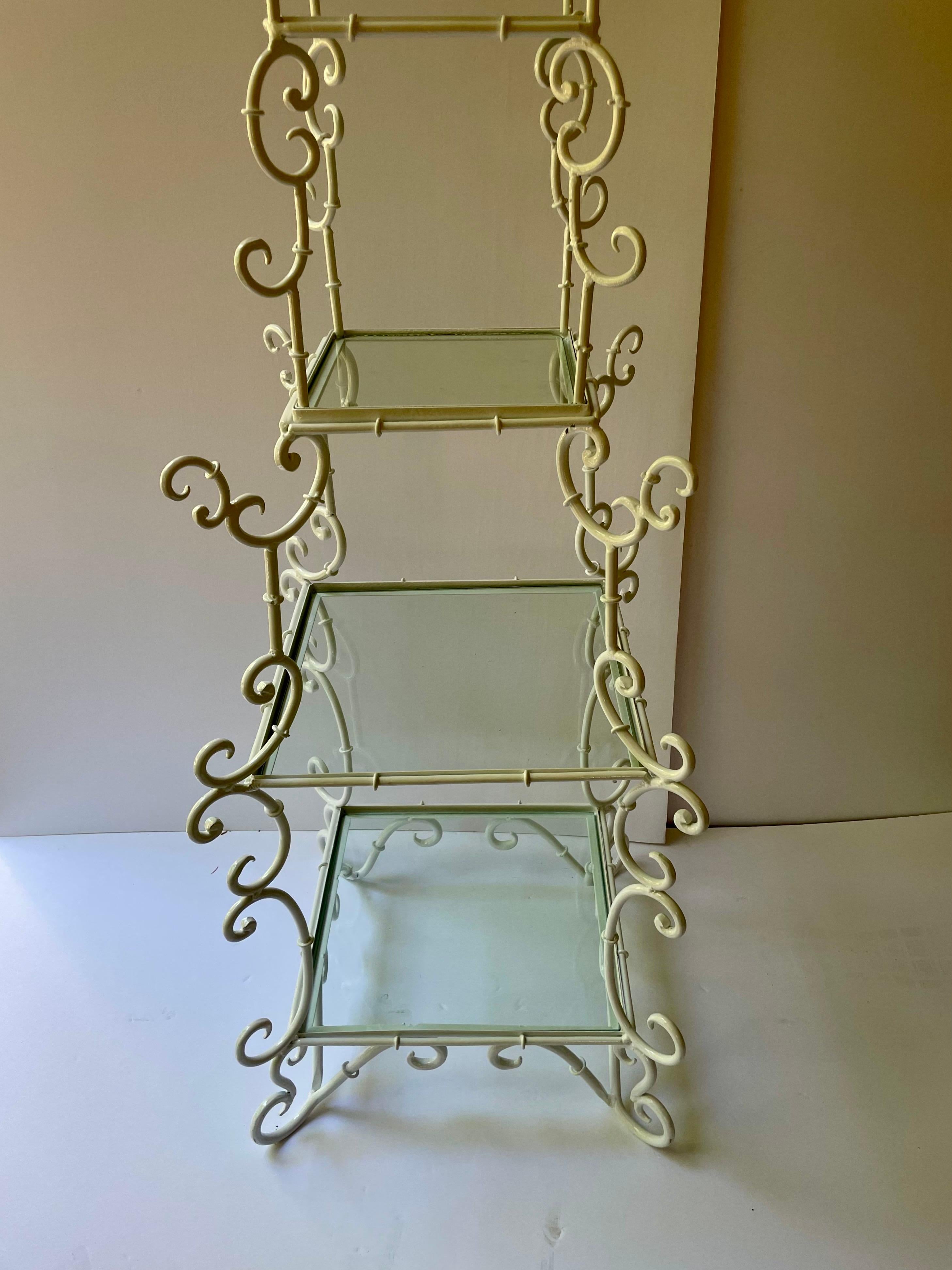 Etagere in ferro battuto con volute italiane di fantasia in vendita 2