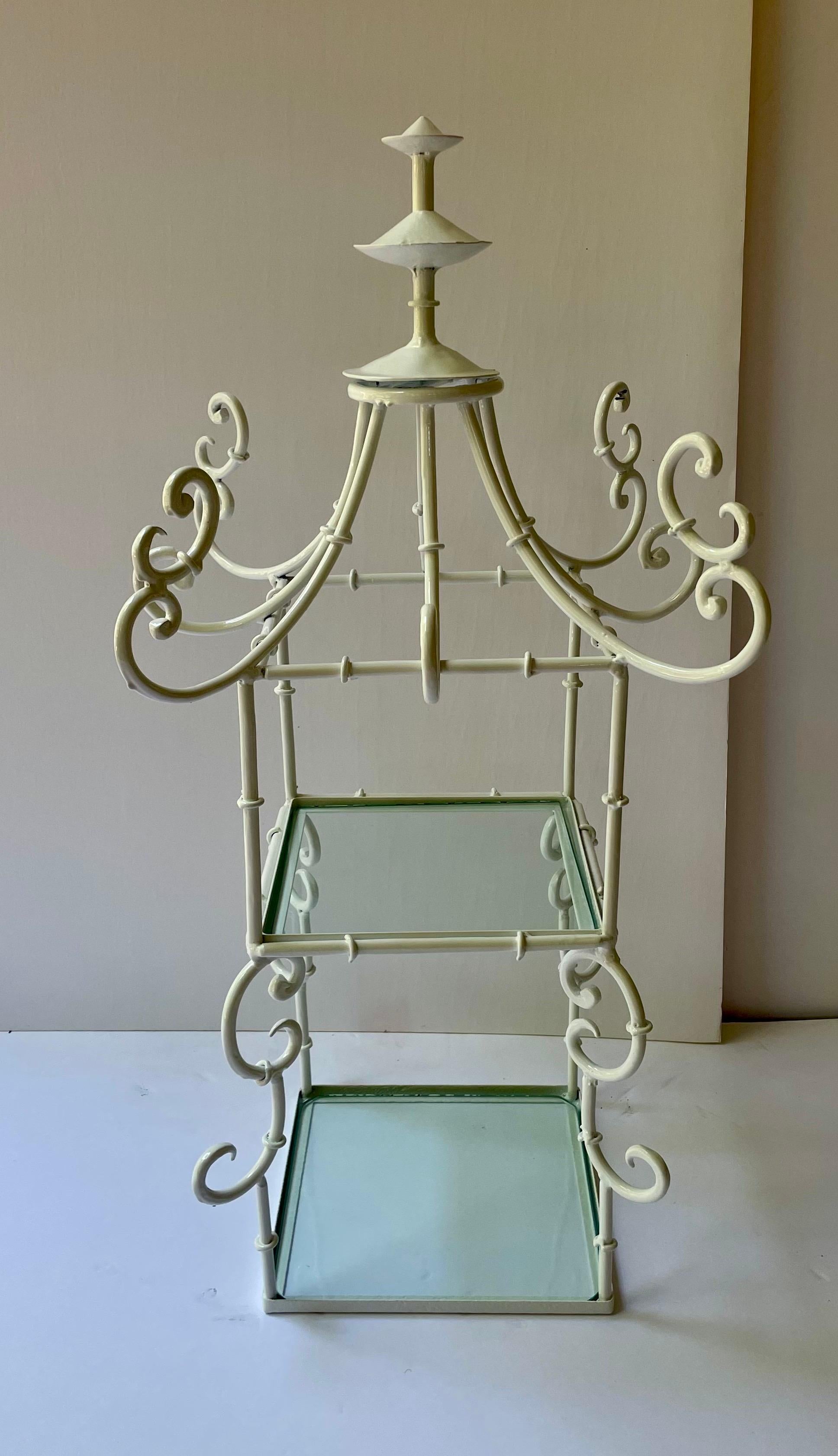 Etagere in ferro battuto con volute italiane di fantasia in vendita 4