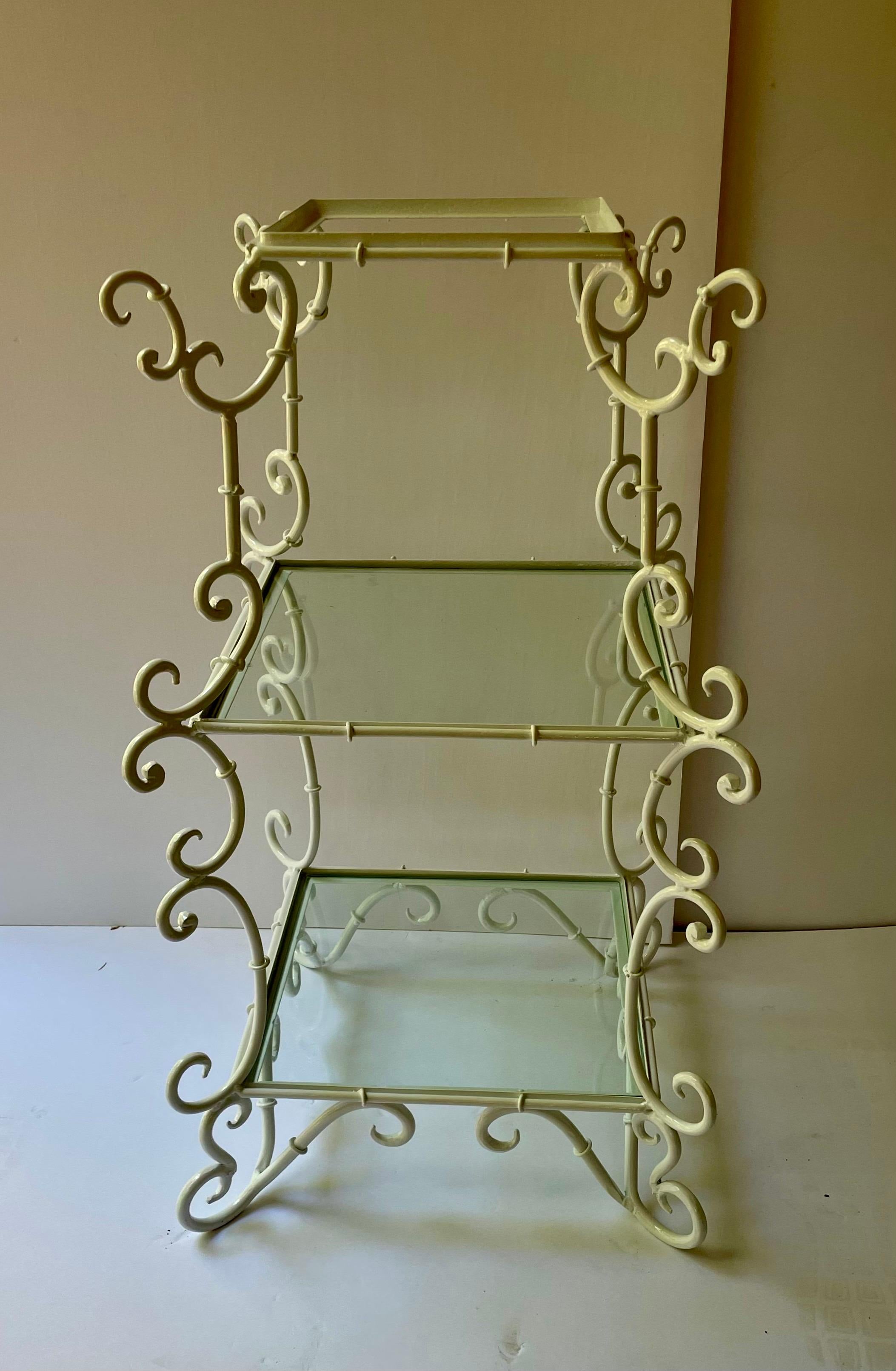 Etagere in ferro battuto con volute italiane di fantasia in vendita 5