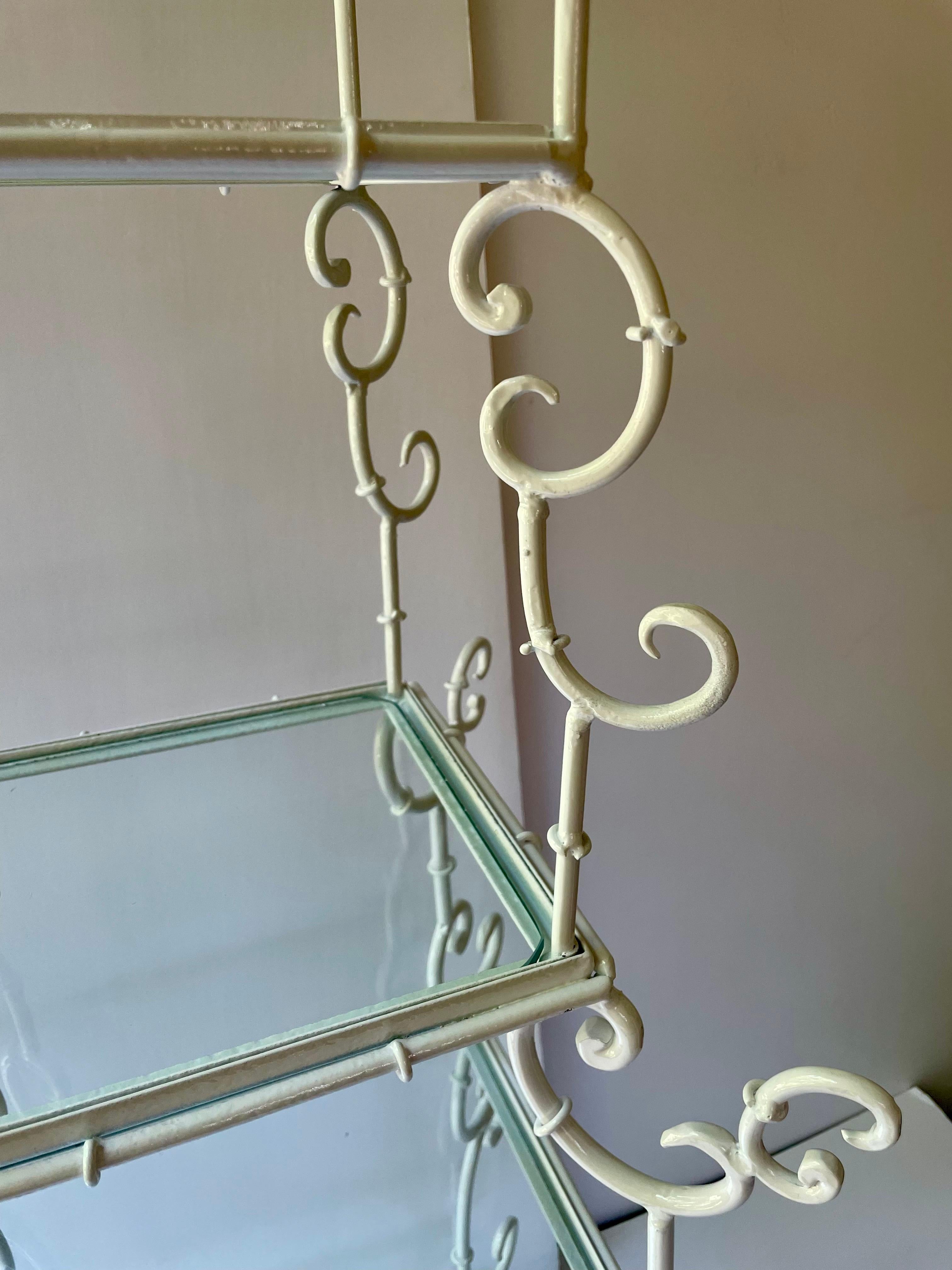 Hollywood Regency Etagere in ferro battuto con volute italiane di fantasia in vendita