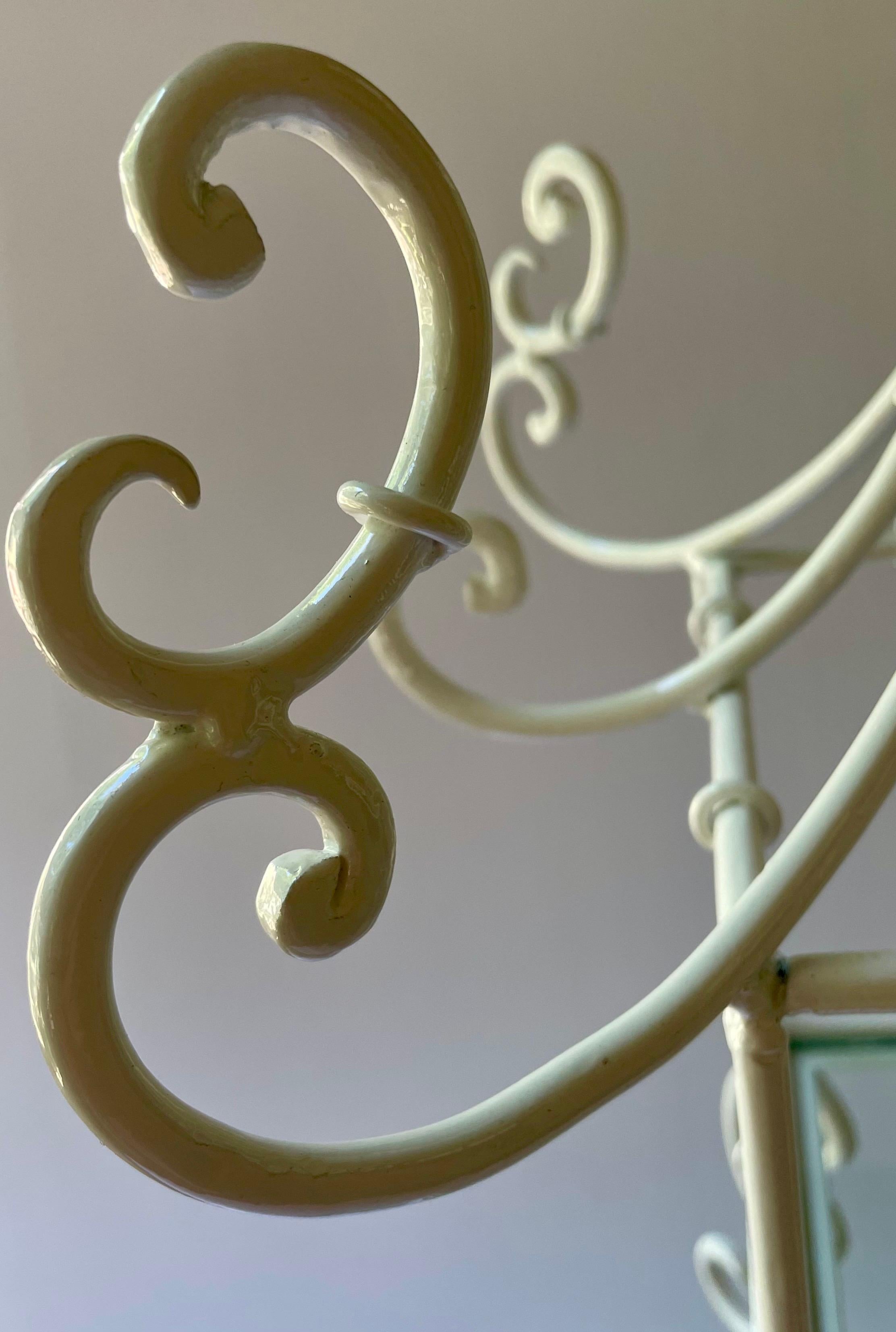 Italiano Etagere in ferro battuto con volute italiane di fantasia in vendita