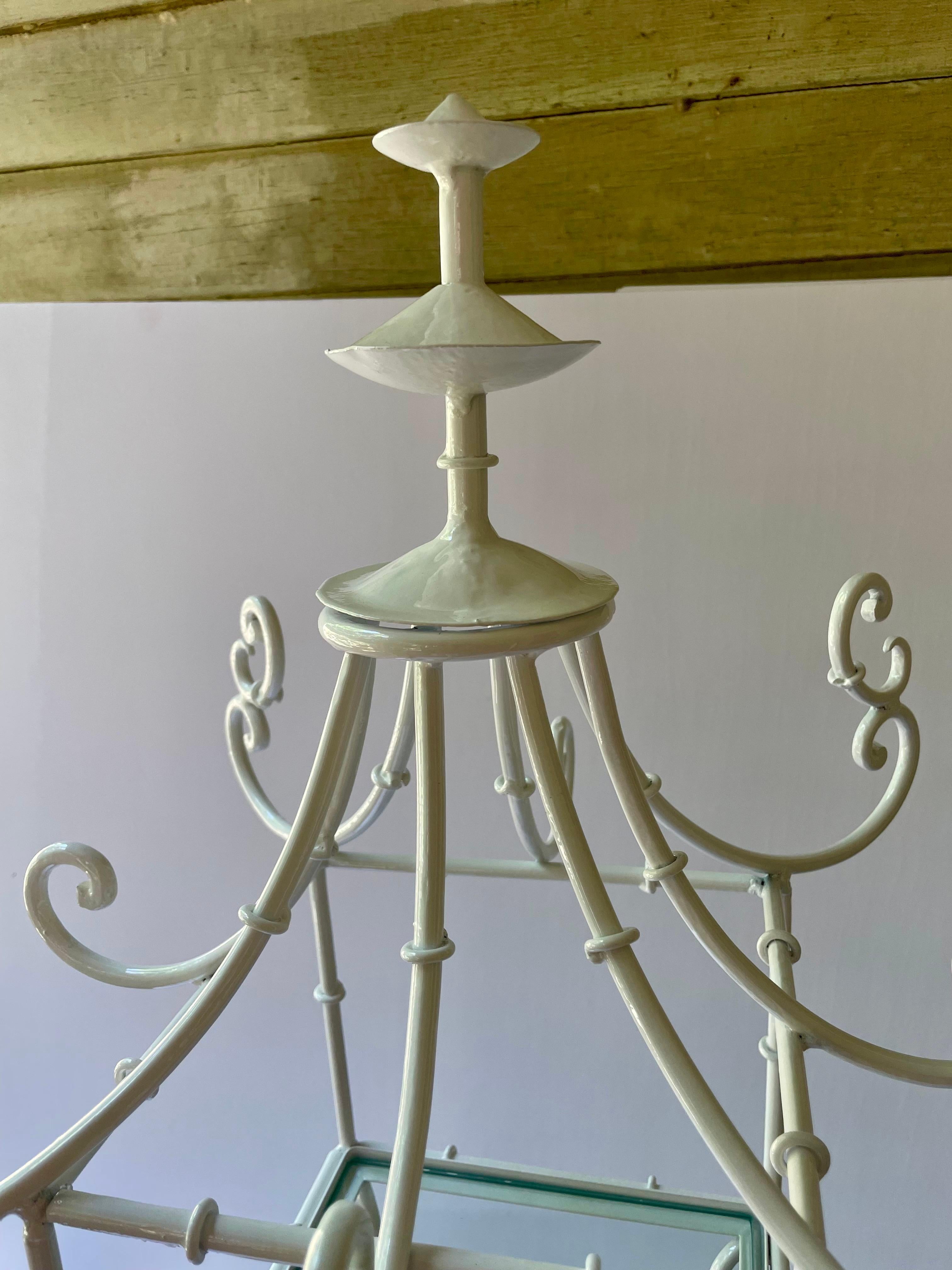 Verniciatura a polvere Etagere in ferro battuto con volute italiane di fantasia in vendita