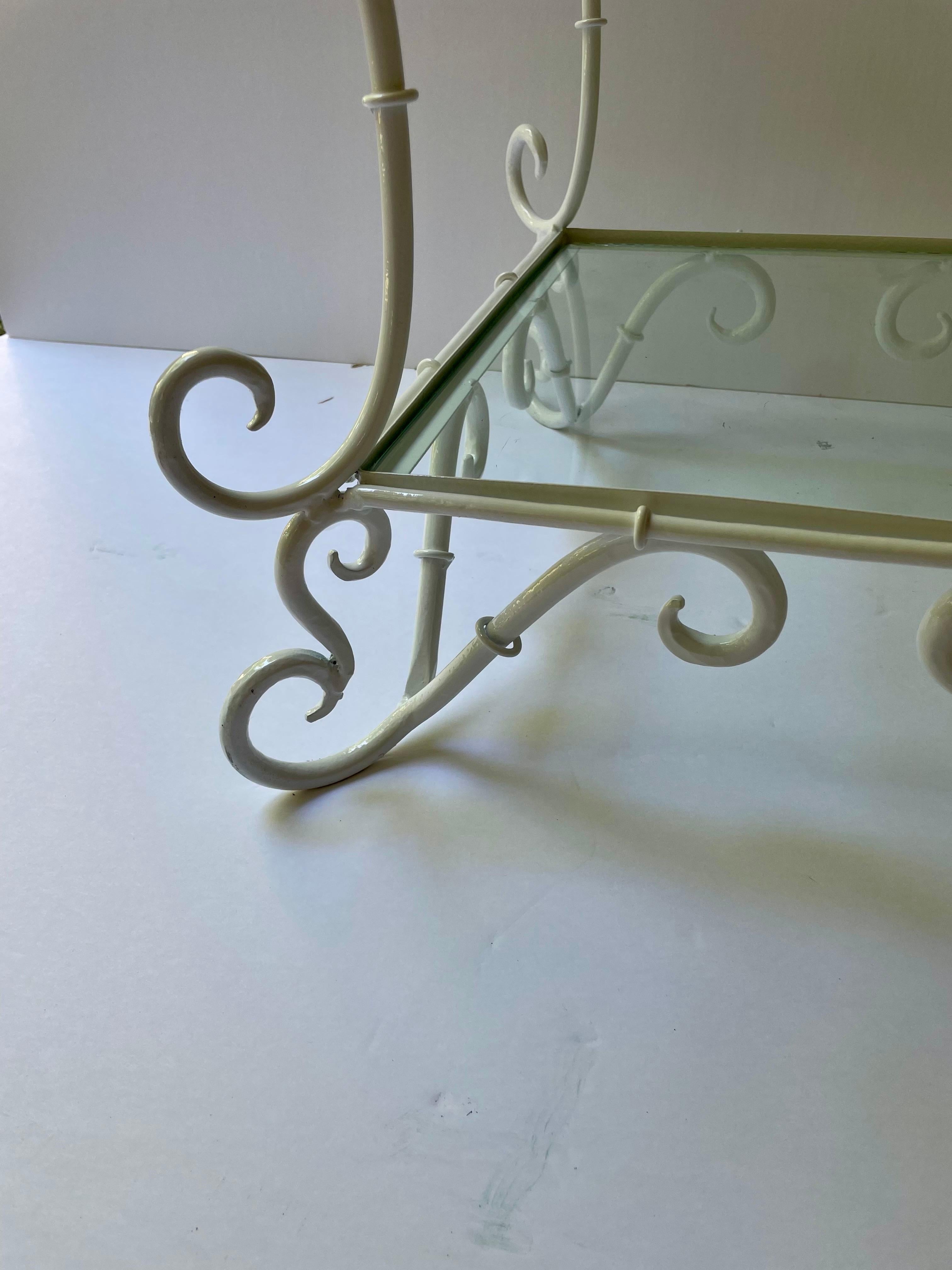 Etagere in ferro battuto con volute italiane di fantasia In condizioni buone in vendita a New York, NY