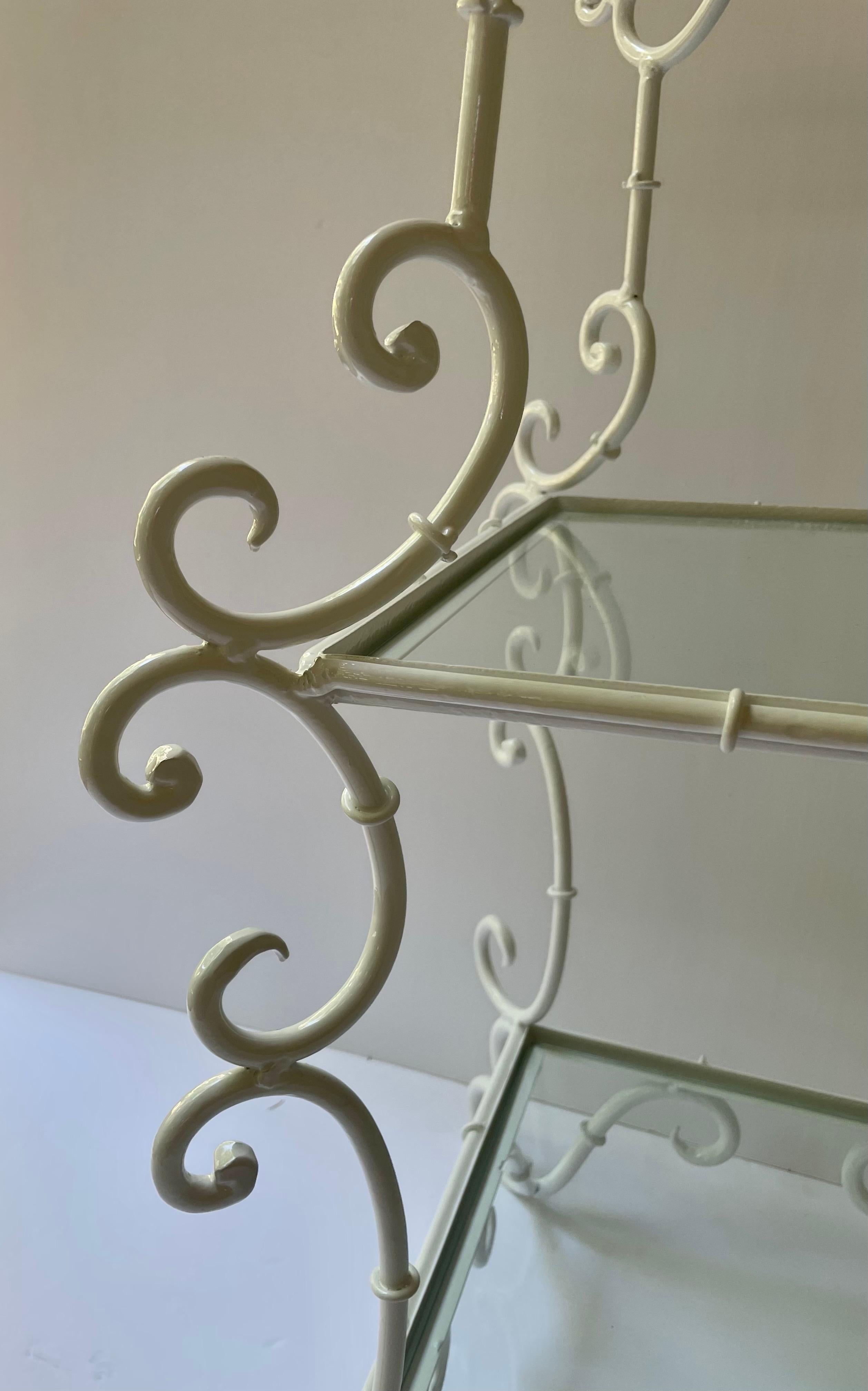 XX secolo Etagere in ferro battuto con volute italiane di fantasia in vendita