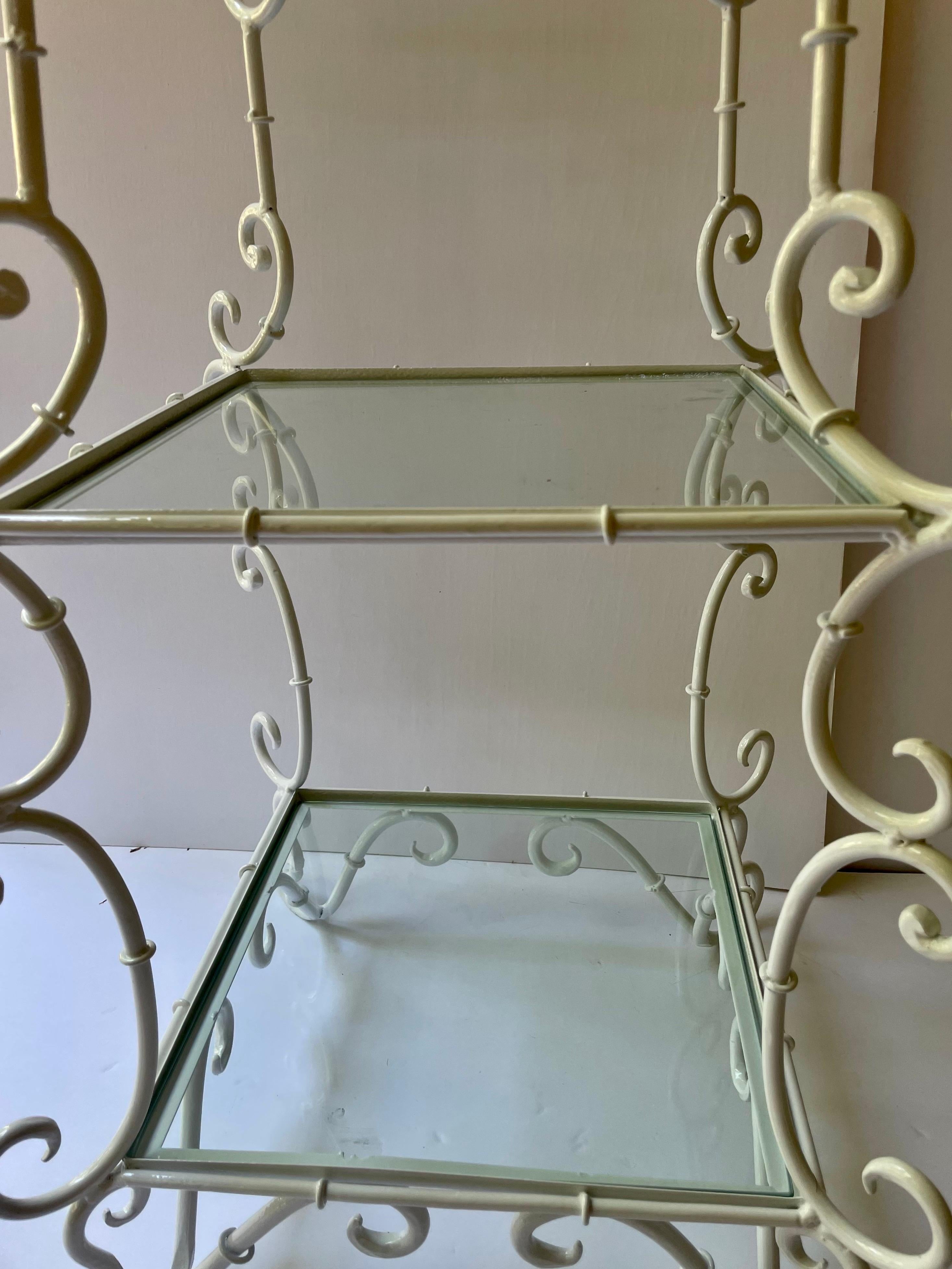 Vetro Etagere in ferro battuto con volute italiane di fantasia in vendita