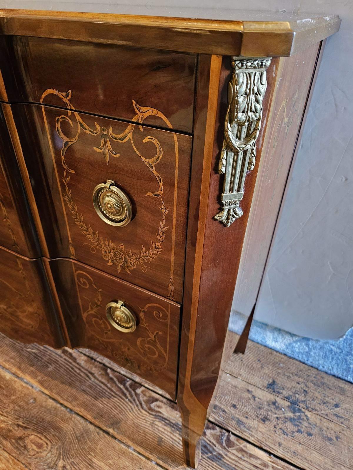 Commode à deux tiroirs de style Régence de John Widdicomb Bon état - En vente à Hopewell, NJ