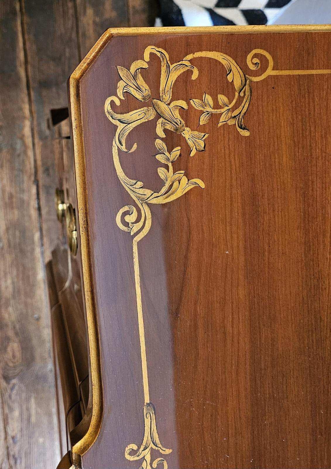 XXIe siècle et contemporain Commode à deux tiroirs de style Régence de John Widdicomb en vente