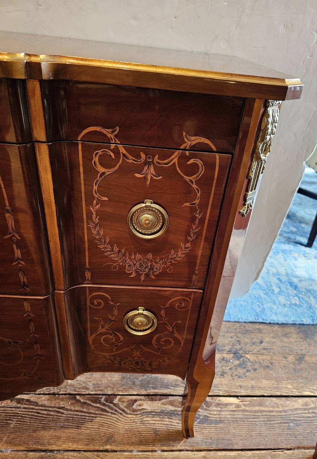 Laiton Commode à deux tiroirs de style Régence de John Widdicomb en vente
