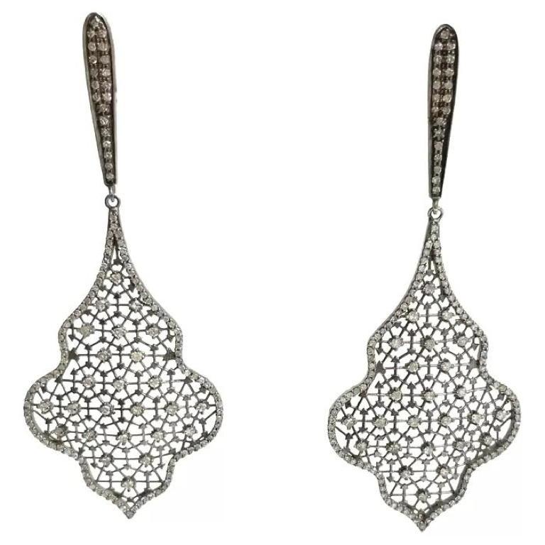 Descrizione
Indossare questi splendidi orecchini ti fa percepire la bellezza romantica dell'Oriente. L'intricatezza di questo splendido spettacolo  Il design a fettuccia con diamante pave è un riflesso di  un'incredibile attenzione ai dettagli nella