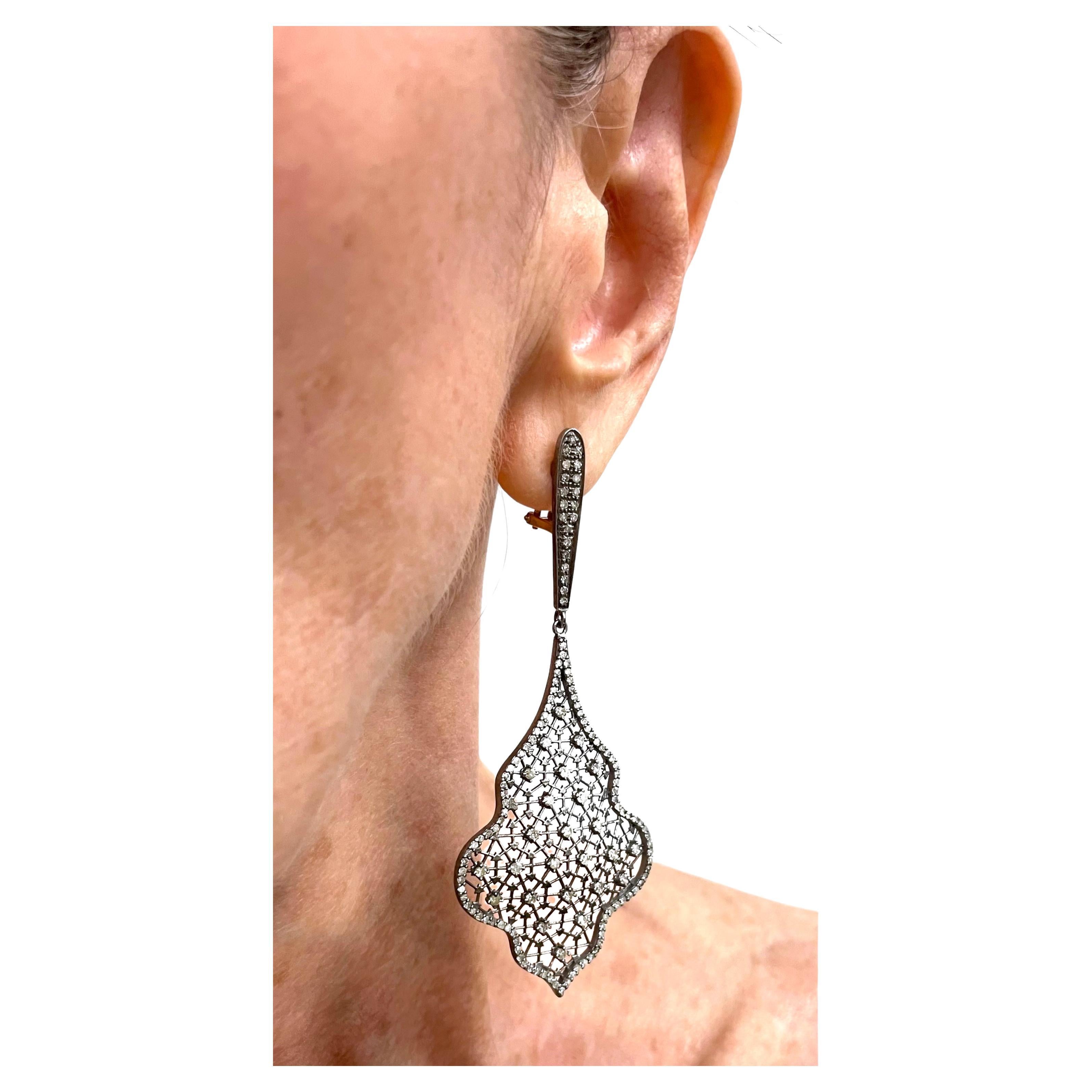 Pendientes de diamantes de fantasía grandes Paradizia de 2,47 quilates con pavé
