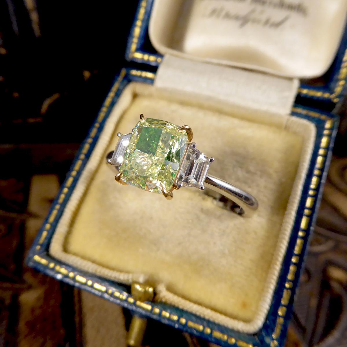 Ausgefallener hellgrüner 2::40ct Diamant-Dreistein-Ring aus 18ct Weiß- und Roségold 3